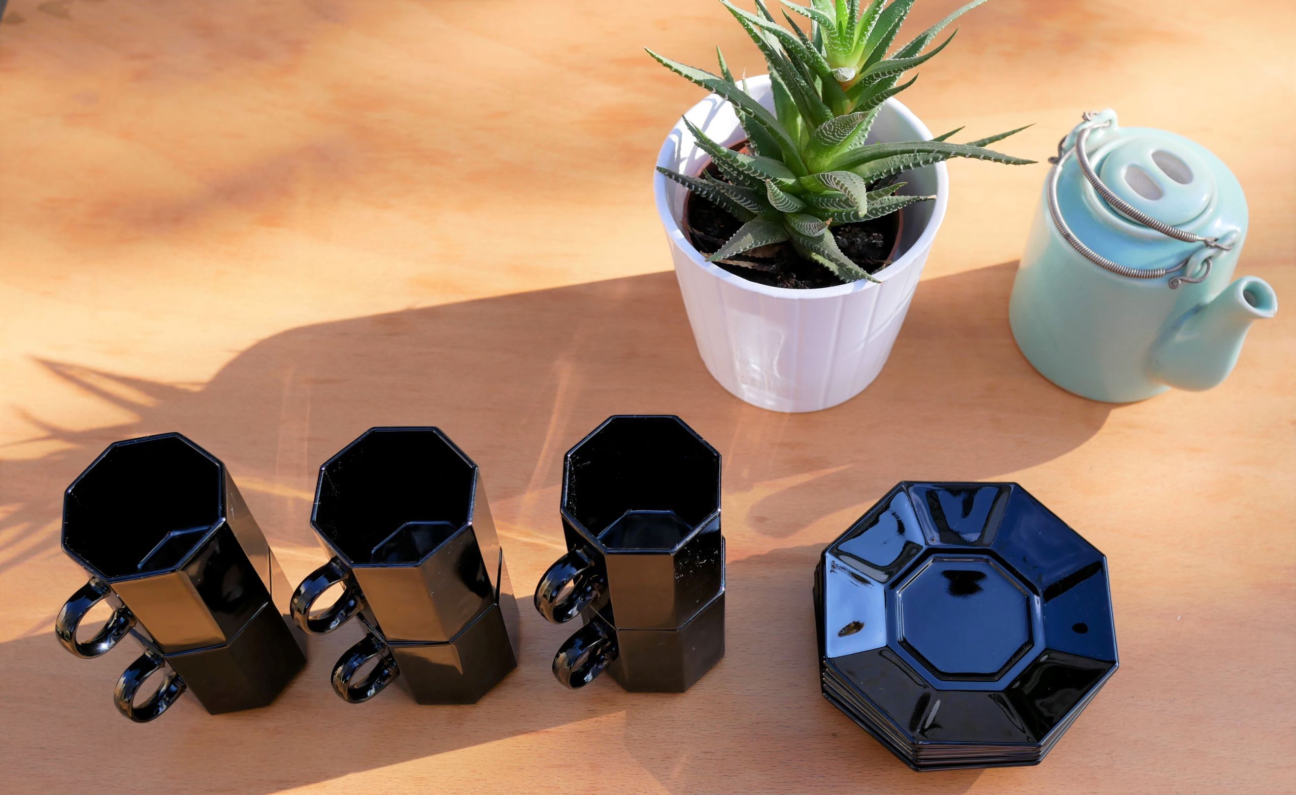 Set of 6 cups and under black vintage cups