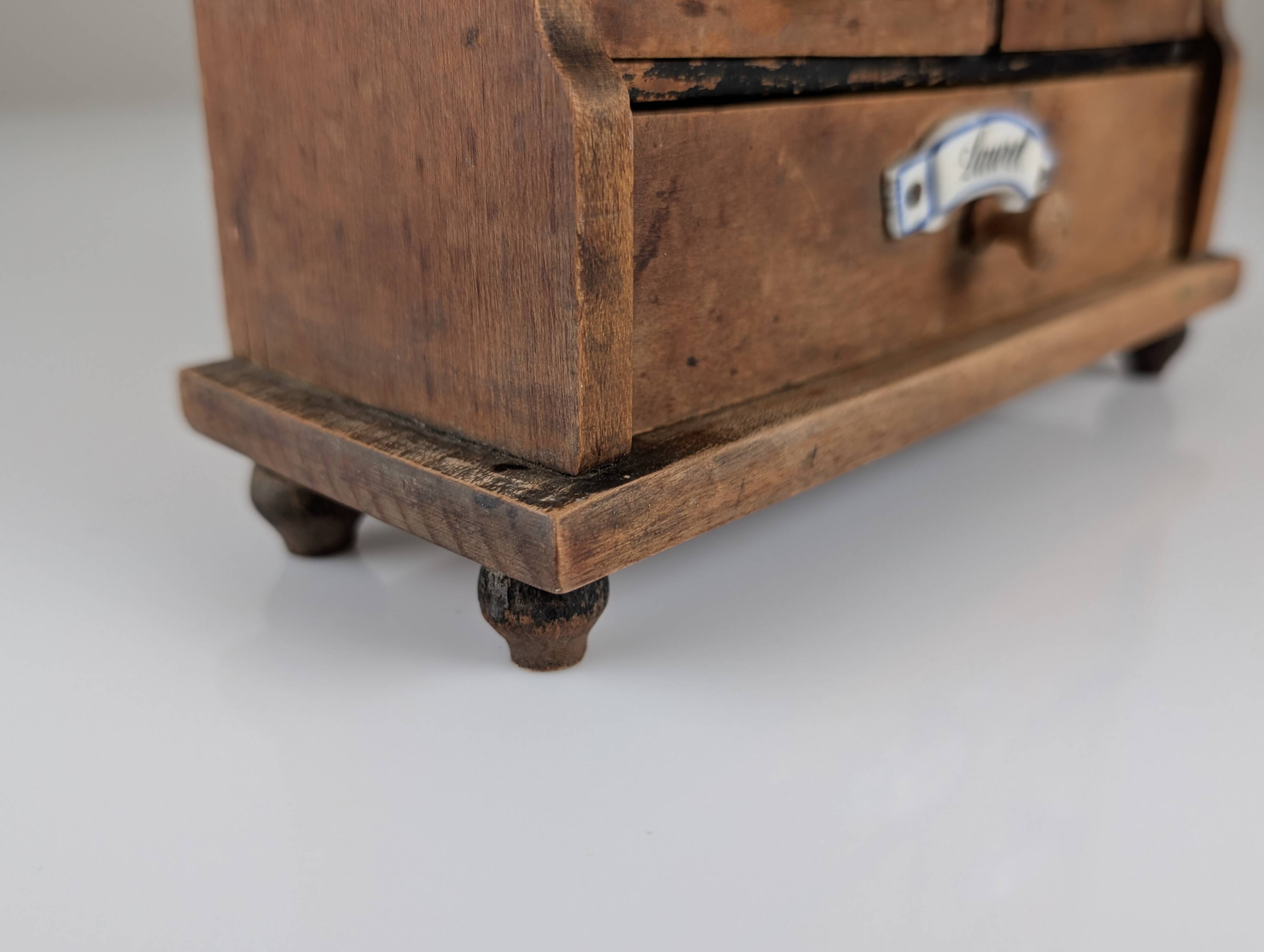 Cabinet à épices en bois rustique espagnol avec étiquettes en céramique, années 1930