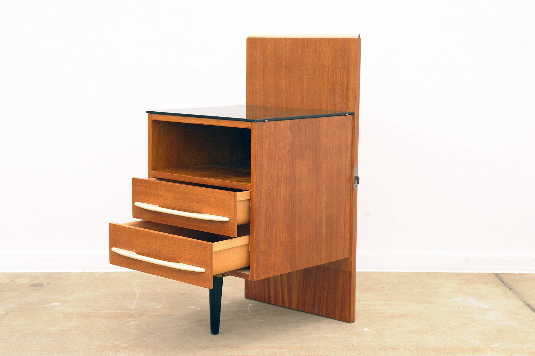 Table de chevet du milieu du siècle entièrement rénovée par Mojmír Požár, années 1960, Tchécoslovaquie