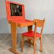 Ancien bureau d’écolier avec sa chaise