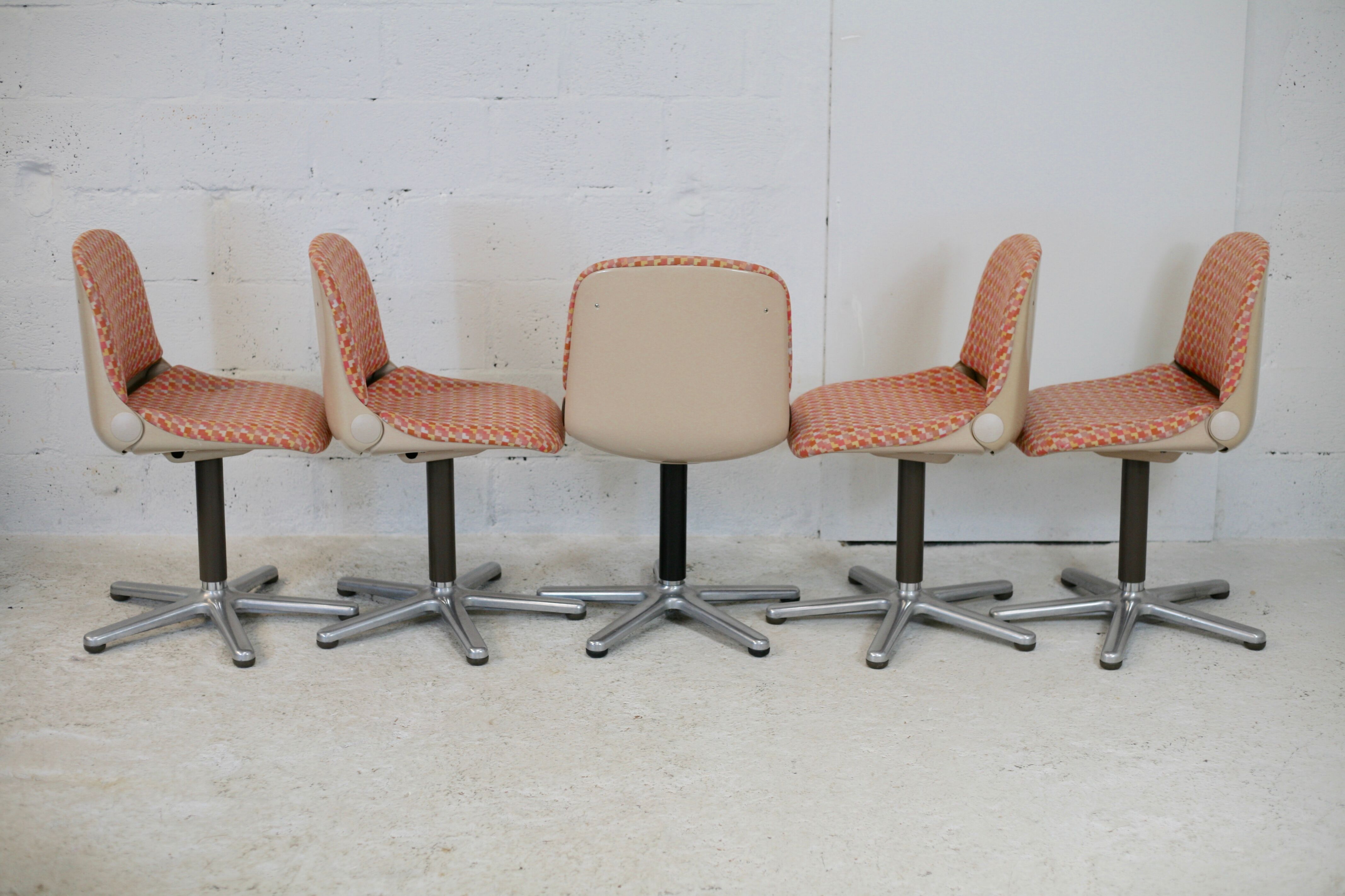 5 chairs "space age", Wilkhahn edition, plastic shells, star steel base. Circa 1970