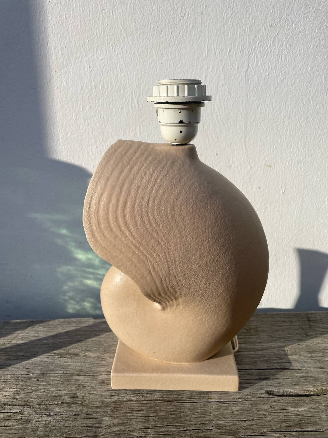 Vintage beige ceramic seashell lamp lol