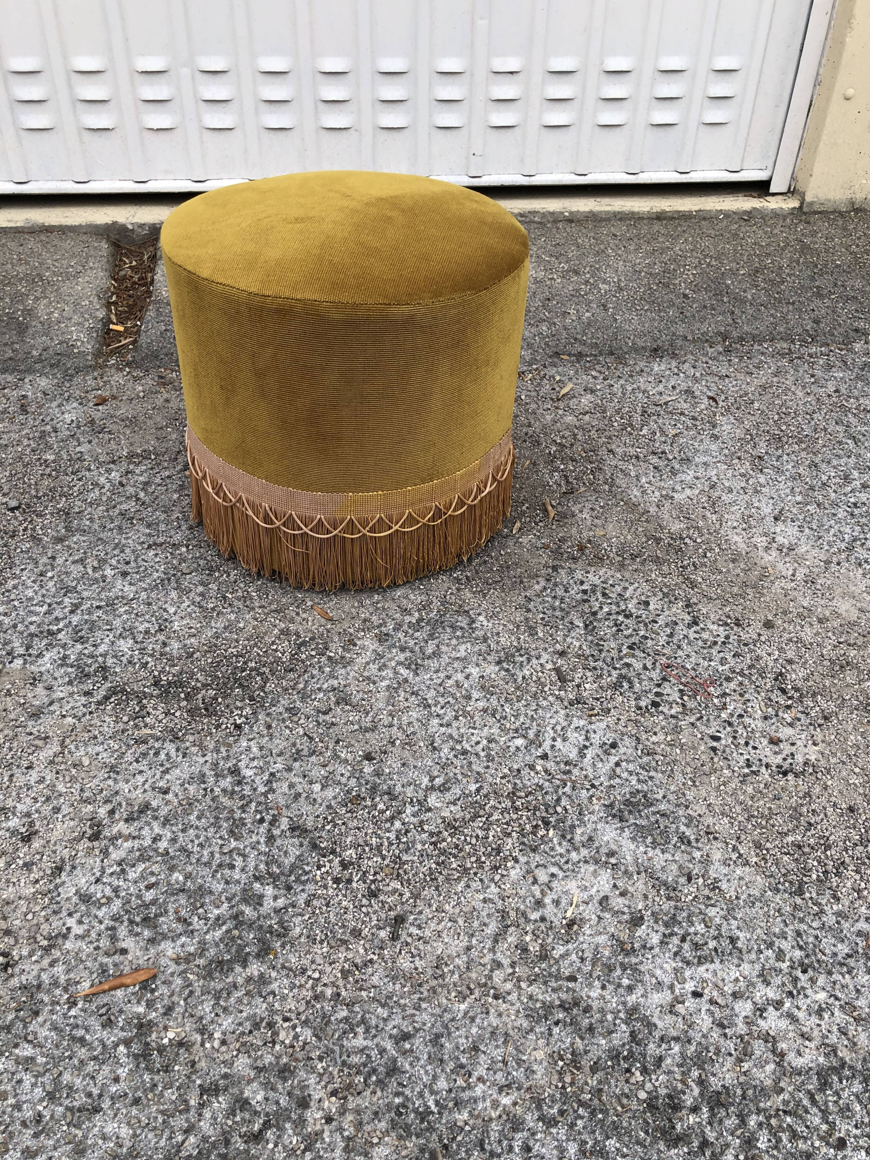 Vintage pouf in gold velvet