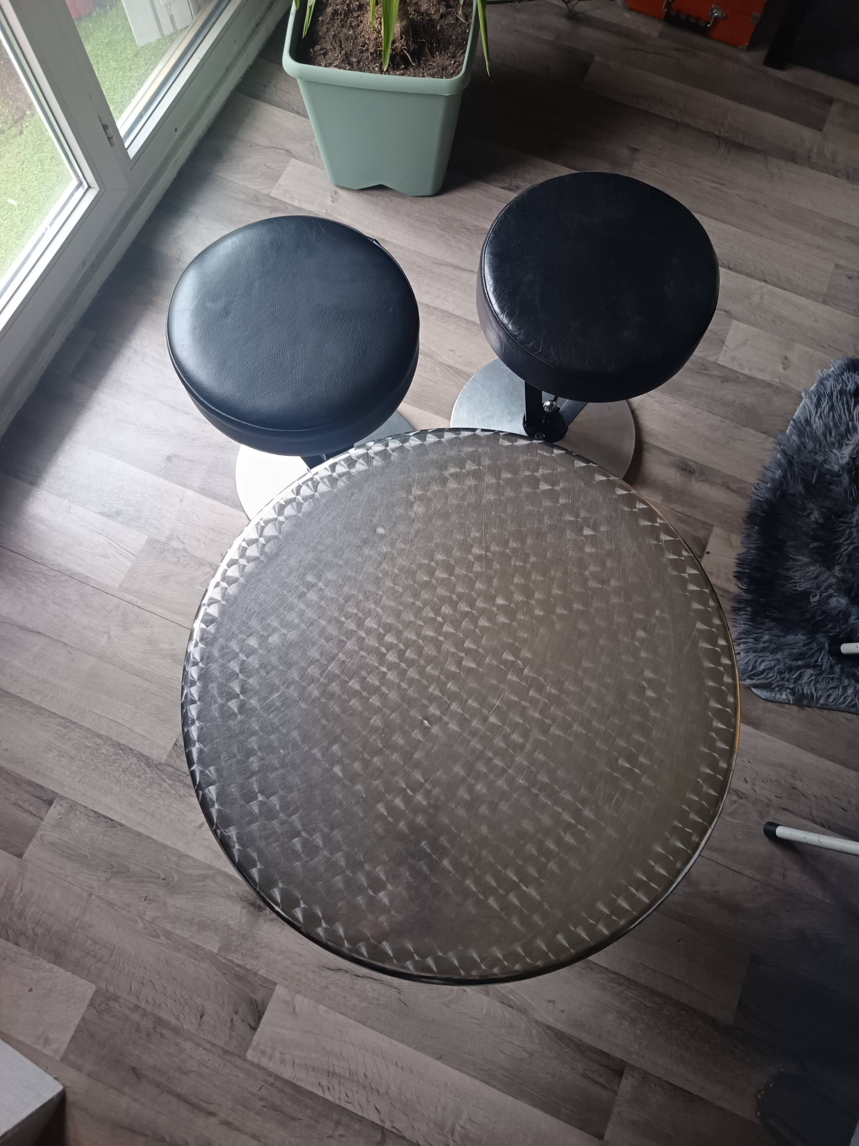 Dry Martini table and stool set