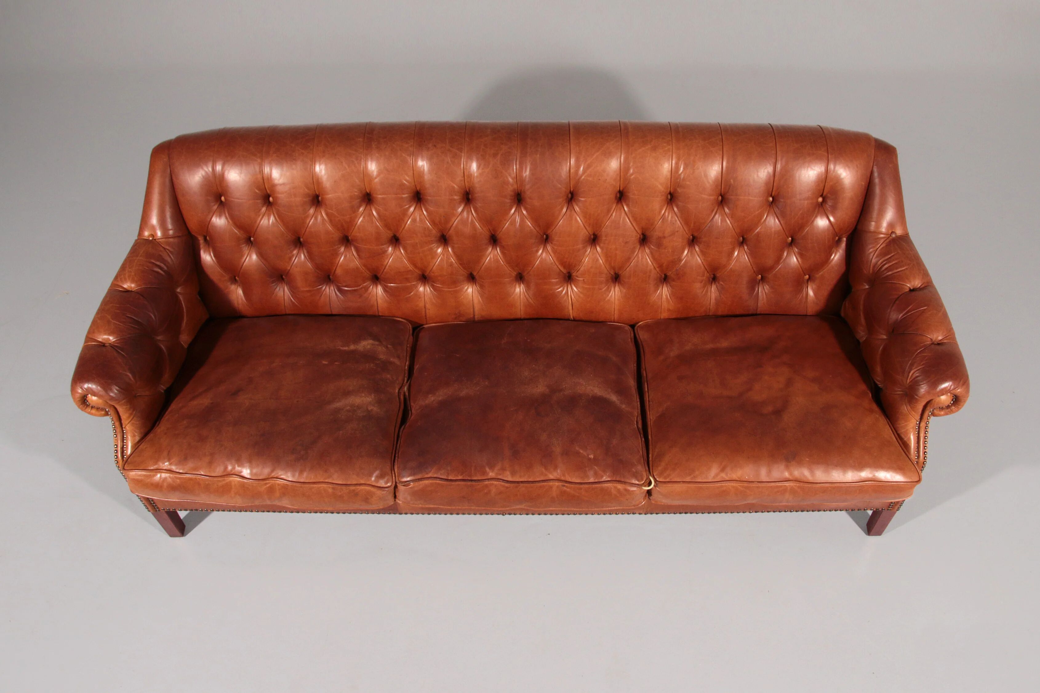 Canapé Chesterfield en cuir vieilli