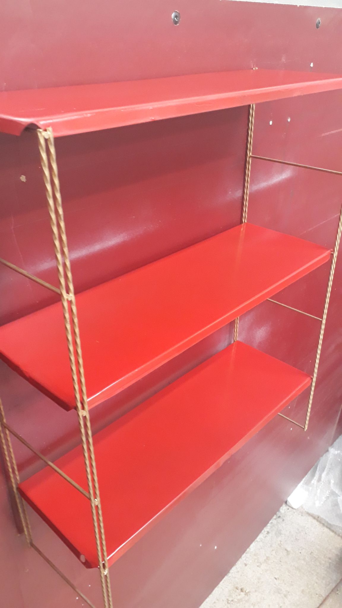 Tomado metal shelf