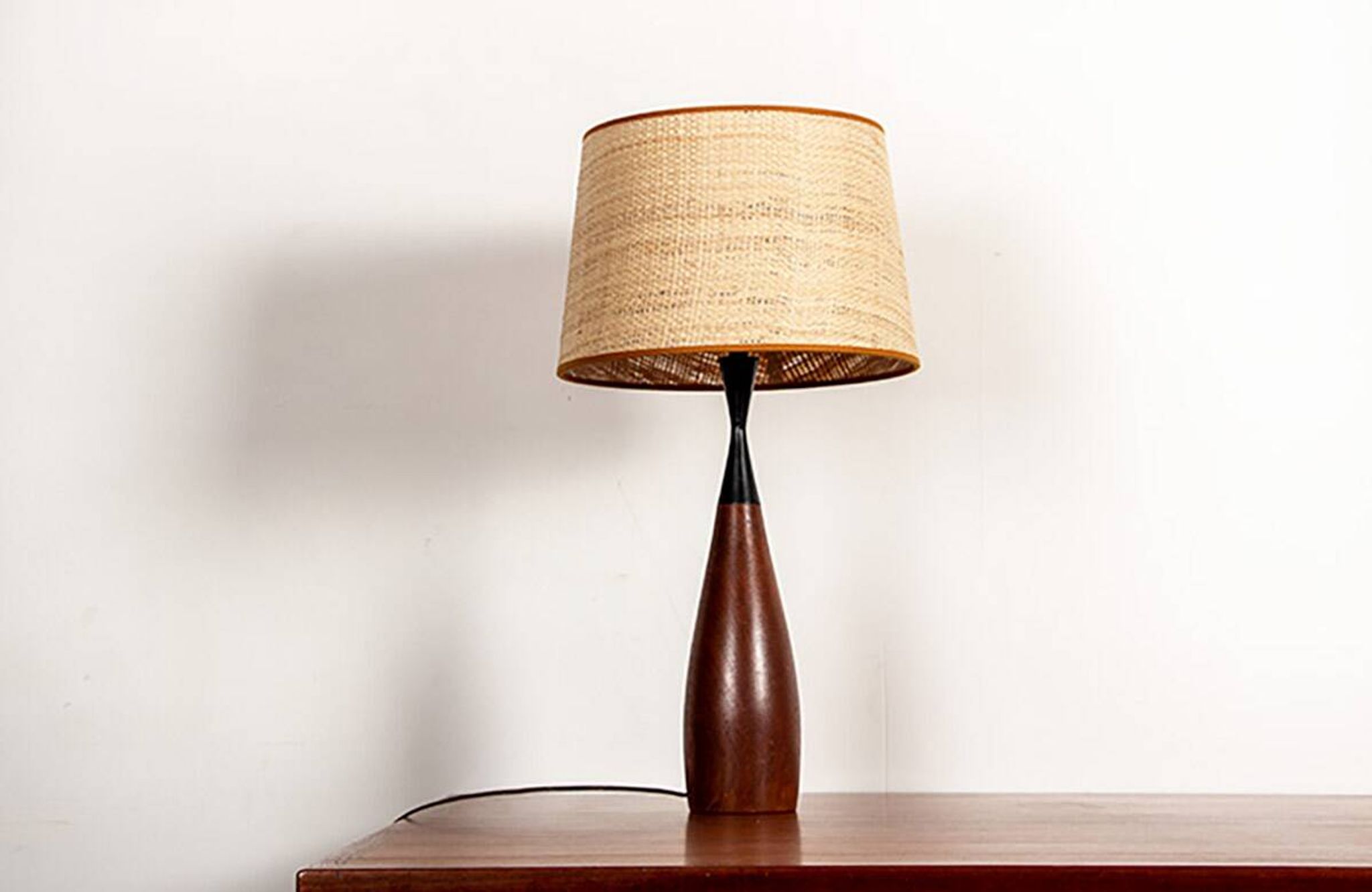lampe de table Danoise, forme de quille, en teck et ébène par Fog & Morup.