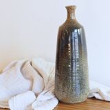 Vase ou bouteille en grès émaillé signé Hélène
