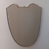 Miroir en forme de bouclier avec cadre en laiton, années 50