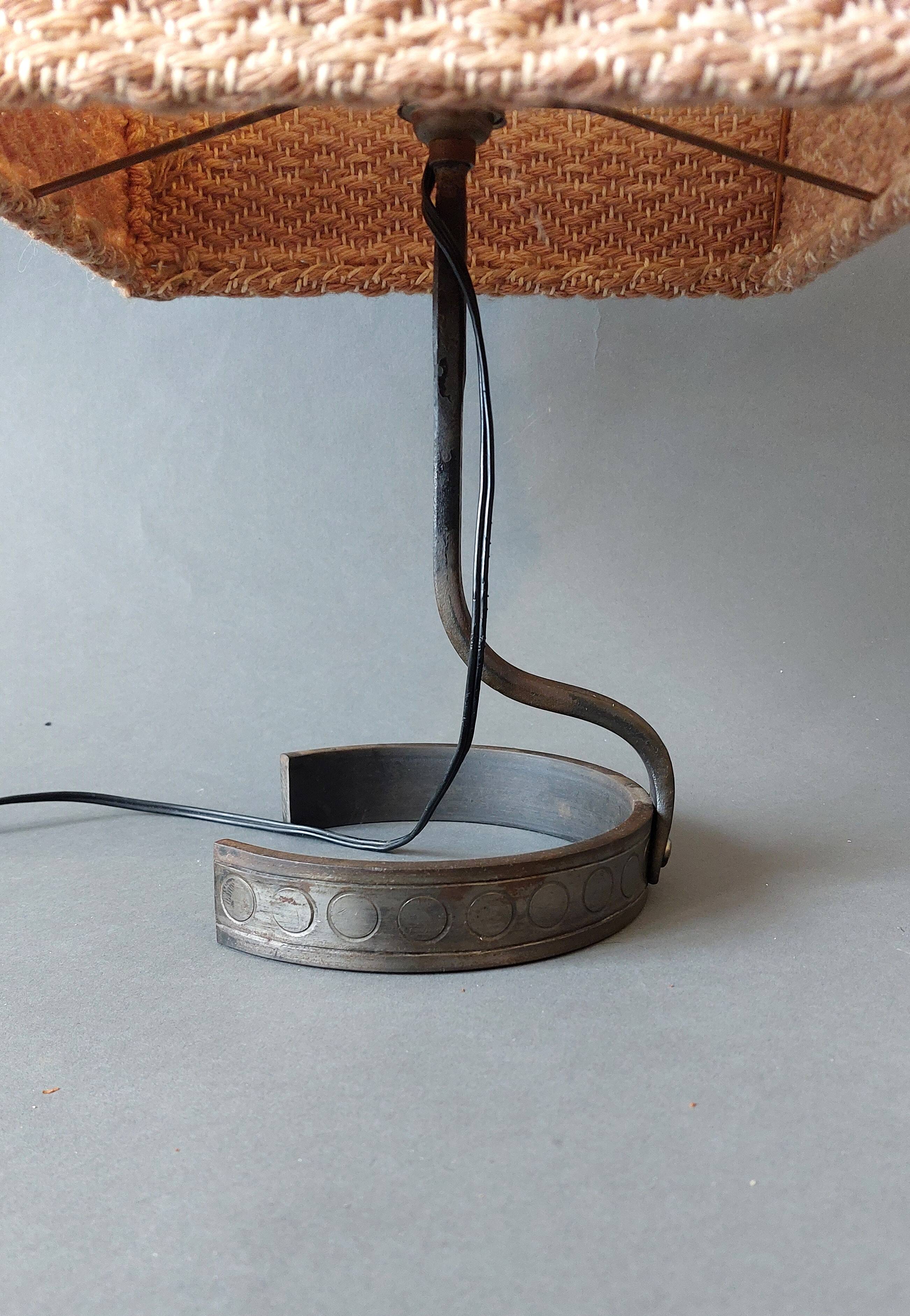 Lampe brutaliste 1950 en fer forgé abat-jour en laine fait main.