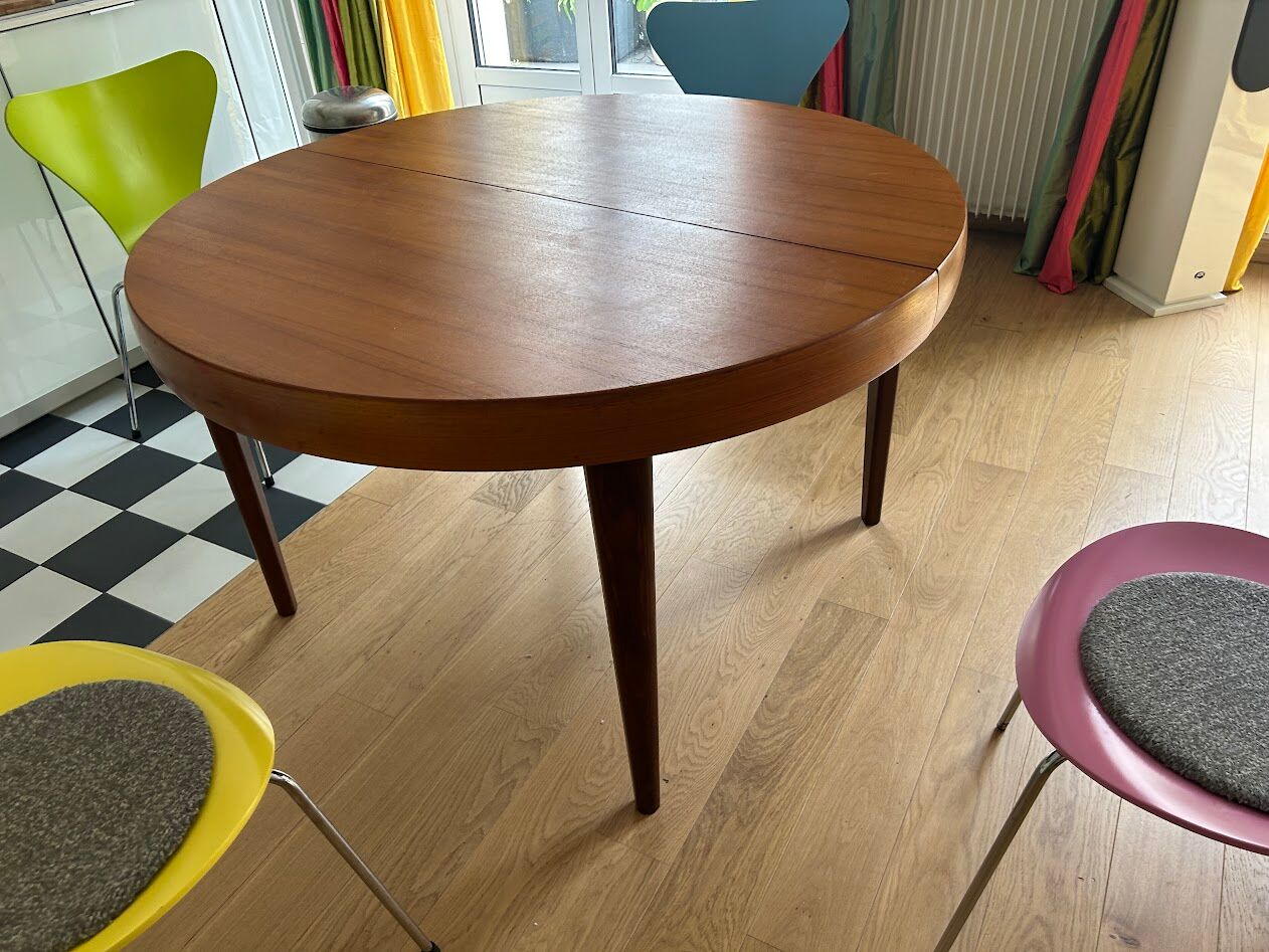 Extendable teak table