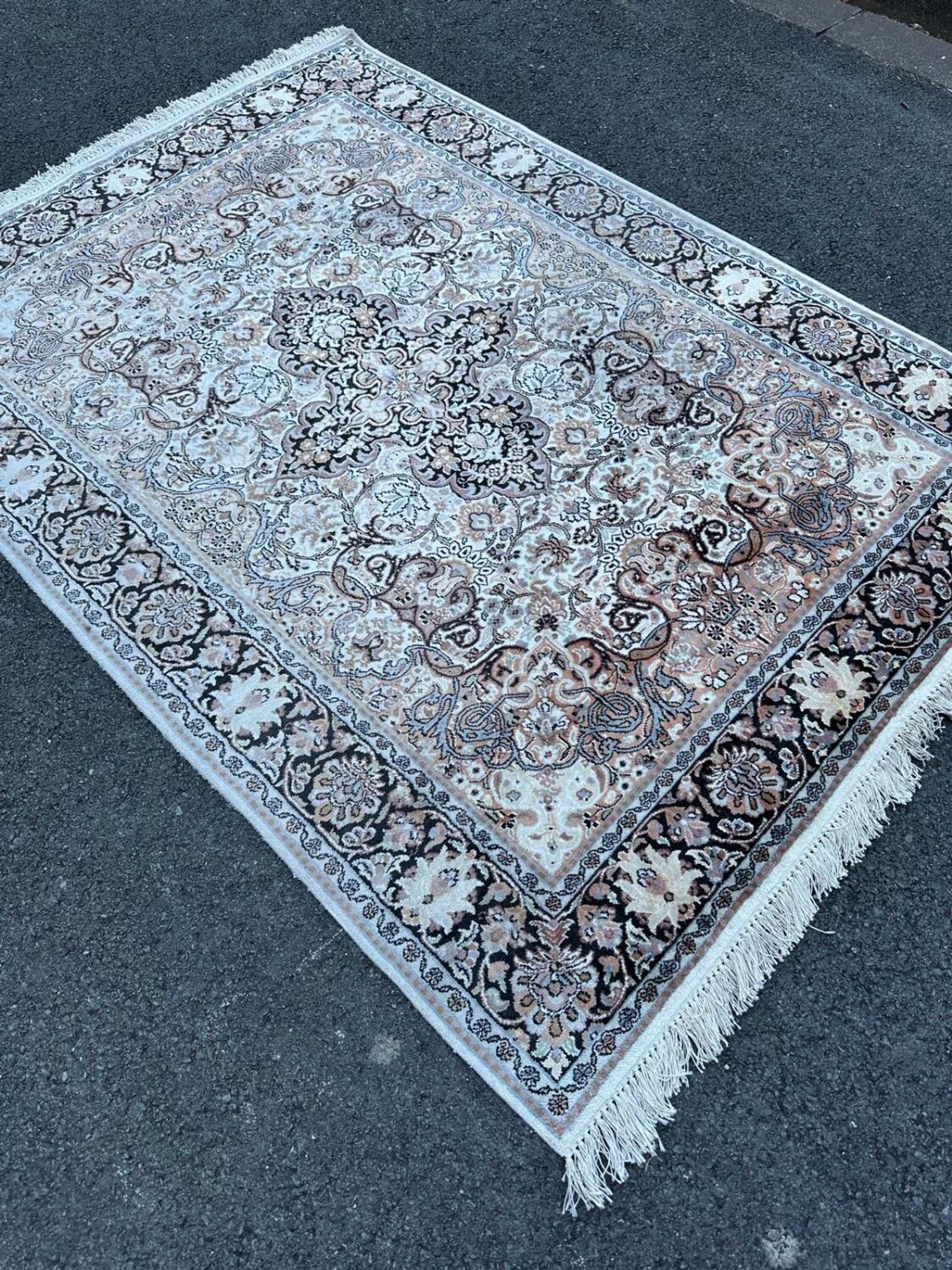 Tapis persan en soie noué à la main