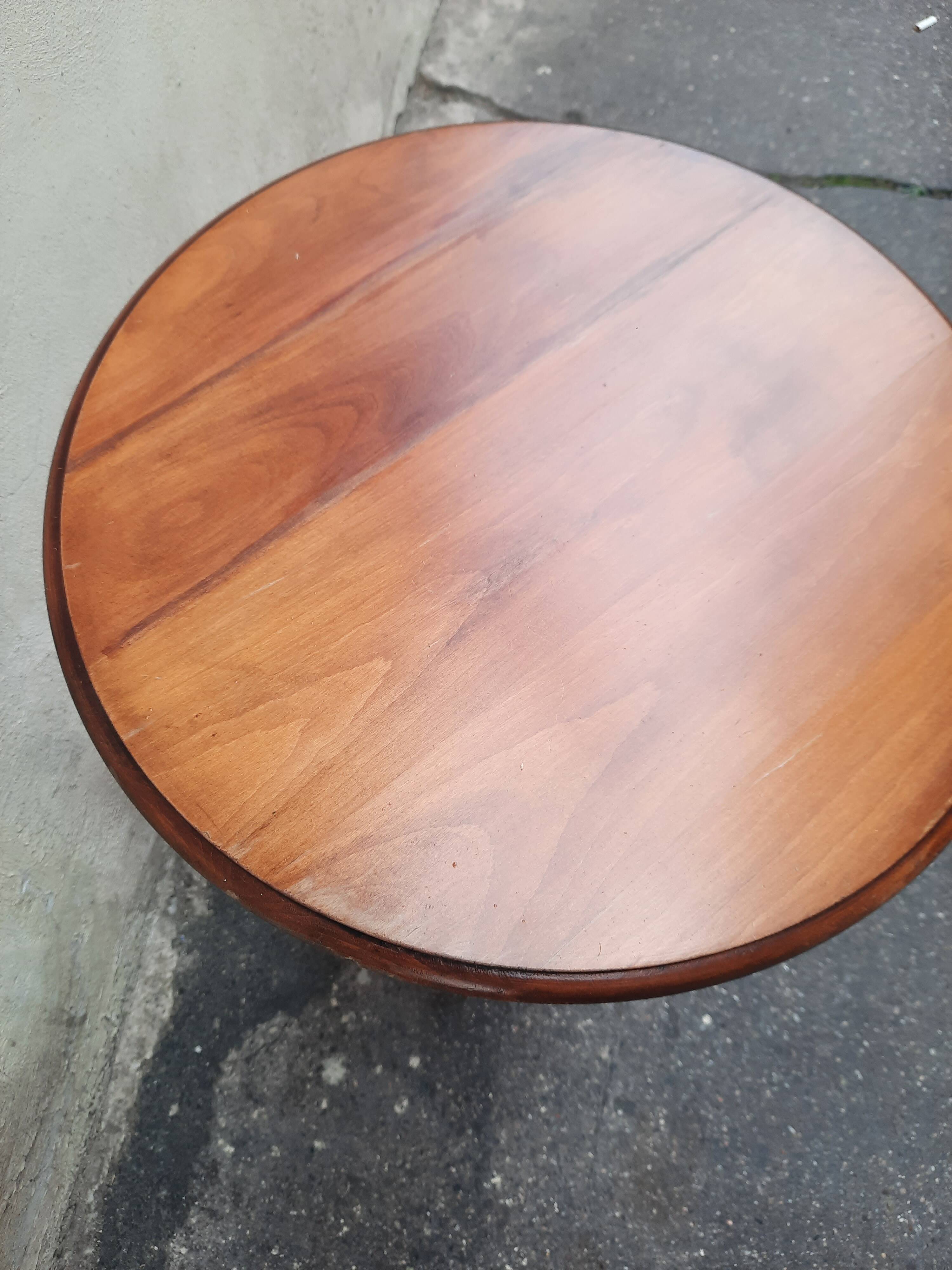 Folding coffee table