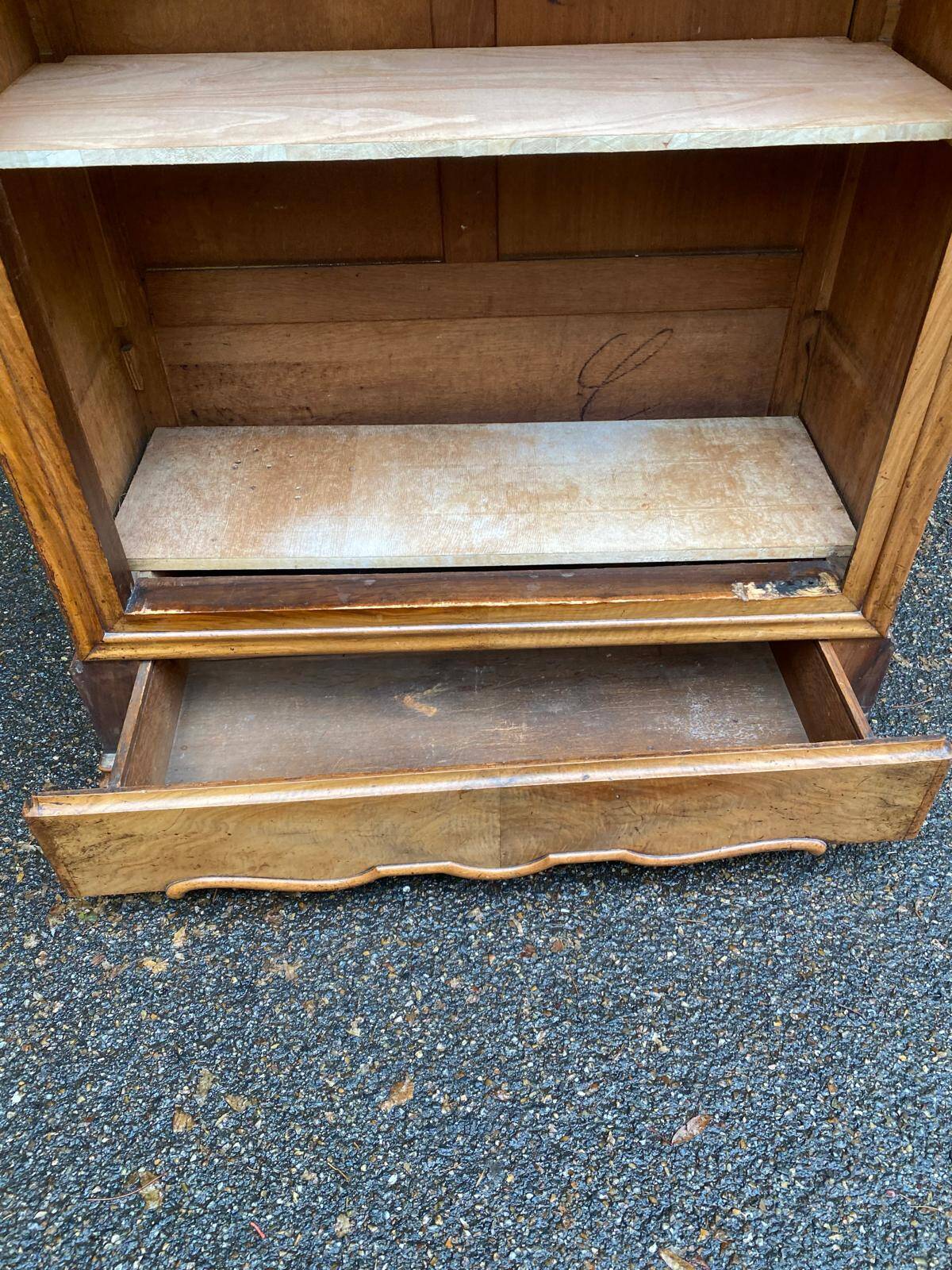 Louis XV bookcase in solid burr walnut from the 18th century