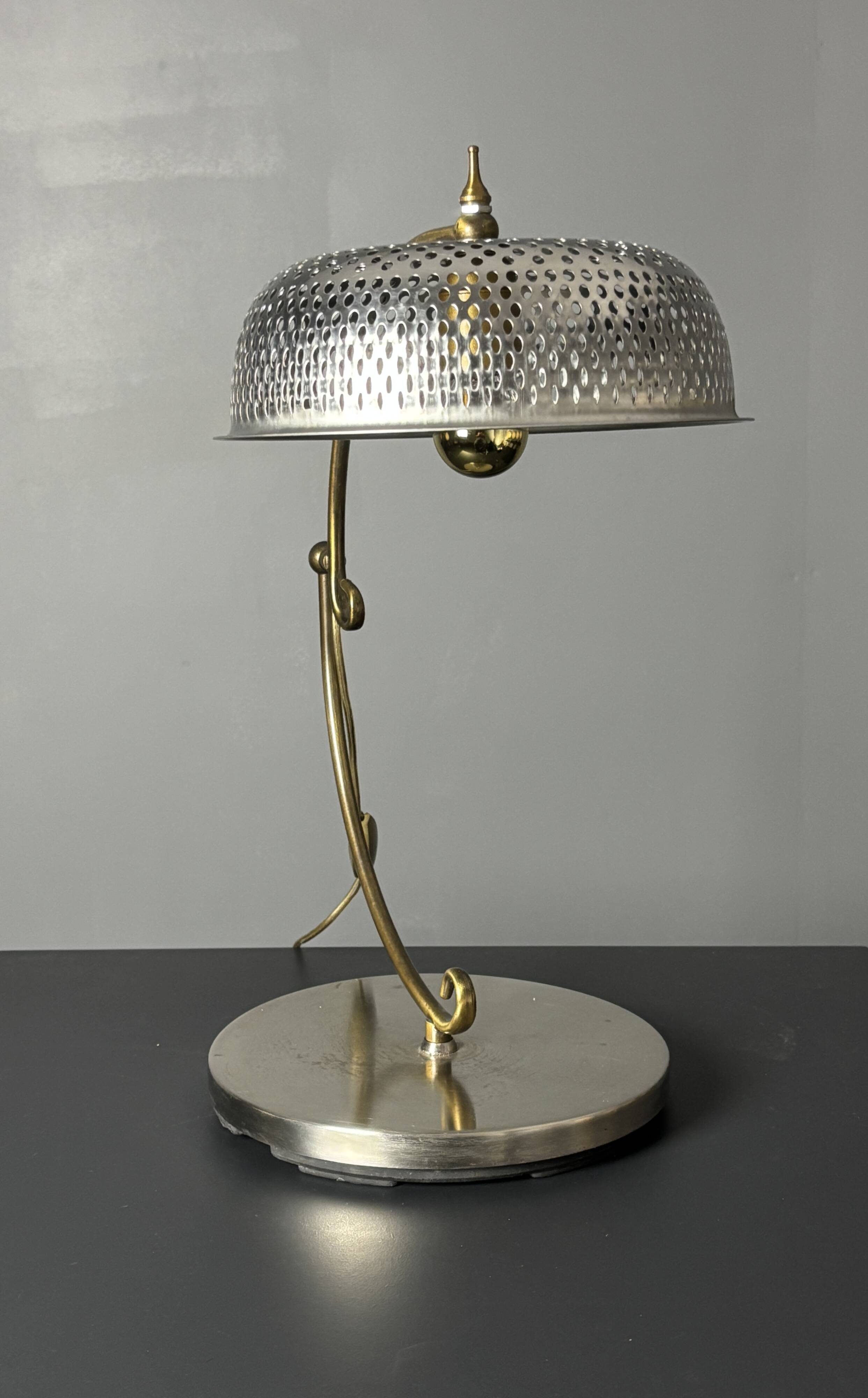 Lampe de table sculpturale ajustable des années 1960 avec abat-jour perforé.