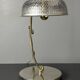 Lampe de table sculpturale ajustable des années 1960 avec abat-jour perforé.