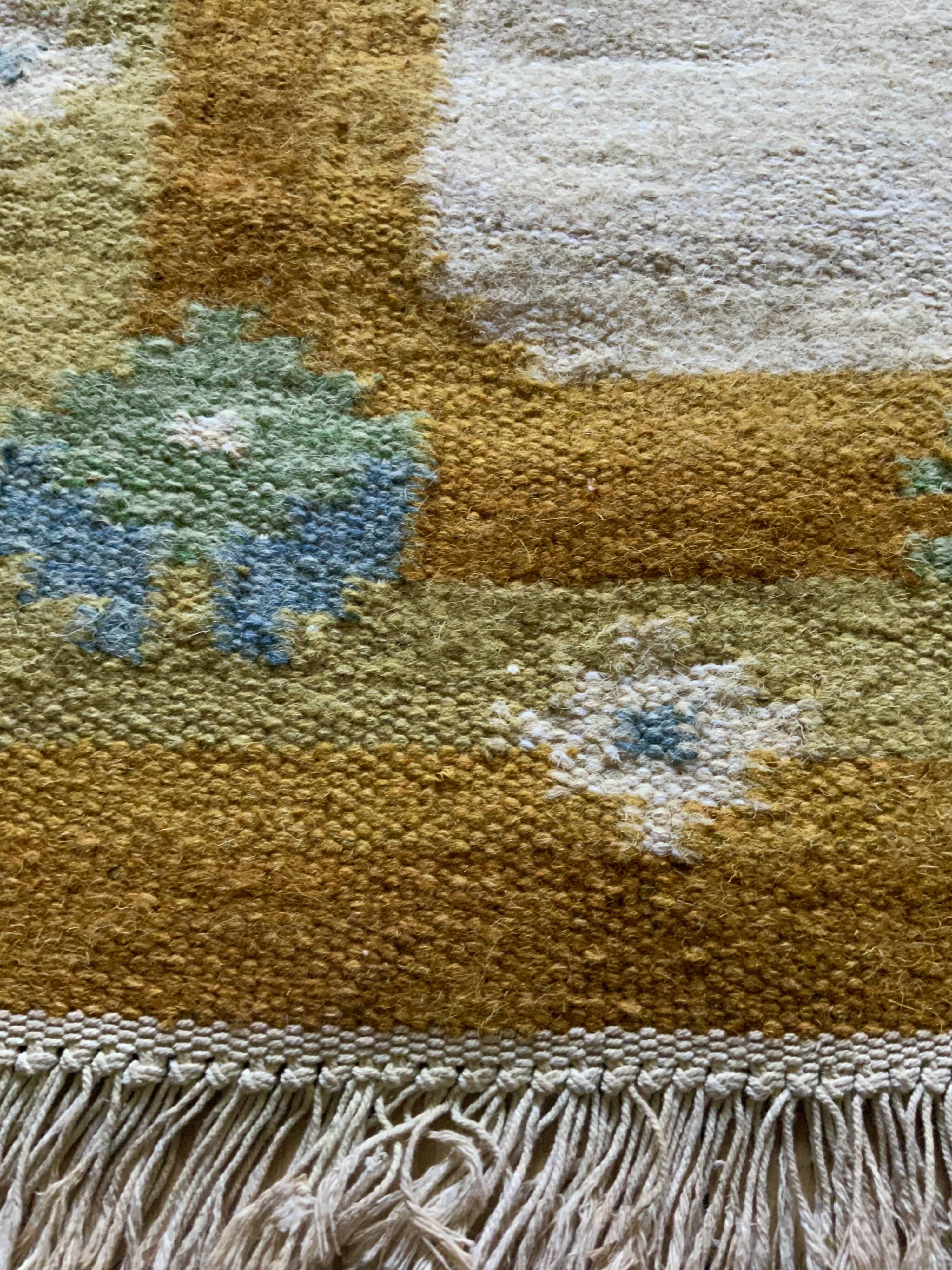 Tapis en laine suédoise tissé à plat Kilim Rölakan signé Ae années 1960