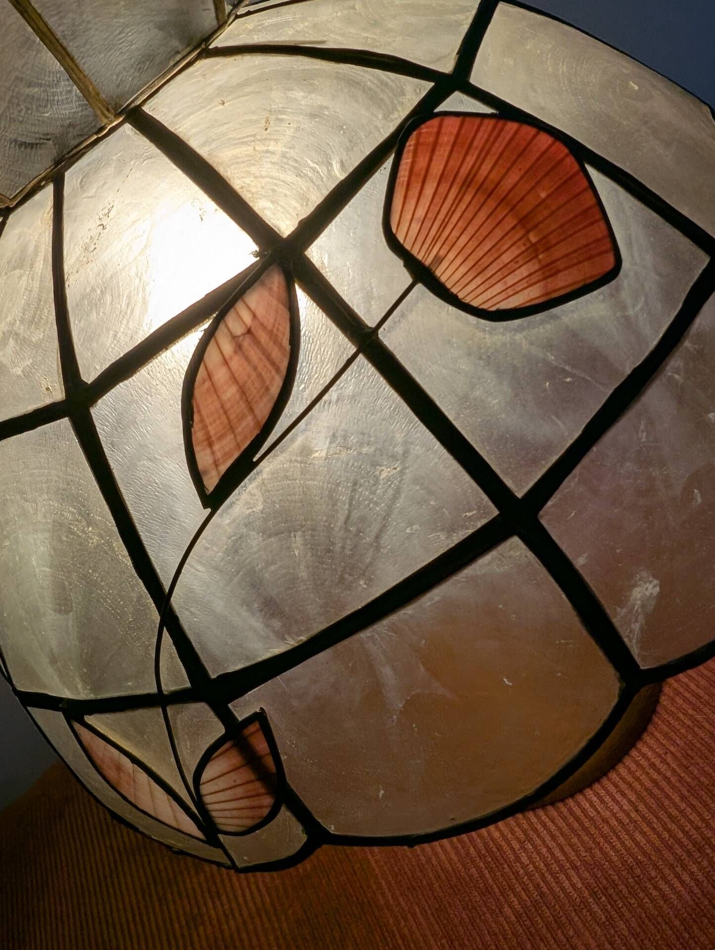 Vintage lamp in wood, brass and mother-of-pearl.