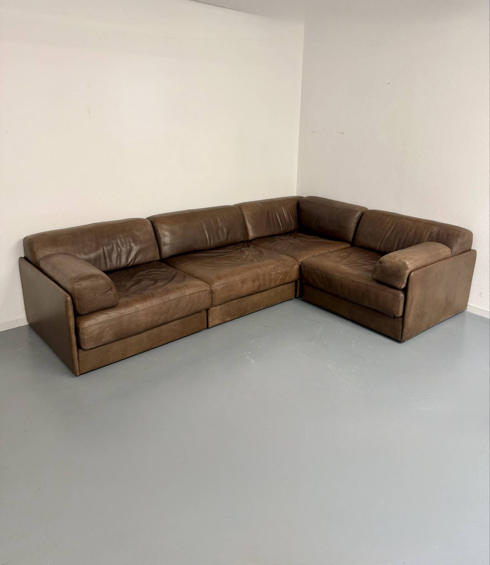 Modular corner sofa DS-76 in brown leather, designed by De Sede, 1980s.