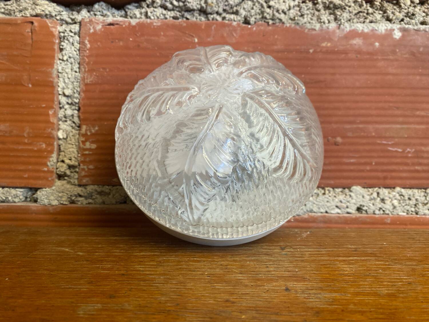 Plafonnier applique ancienne verre moulé + support metal blanc vintage