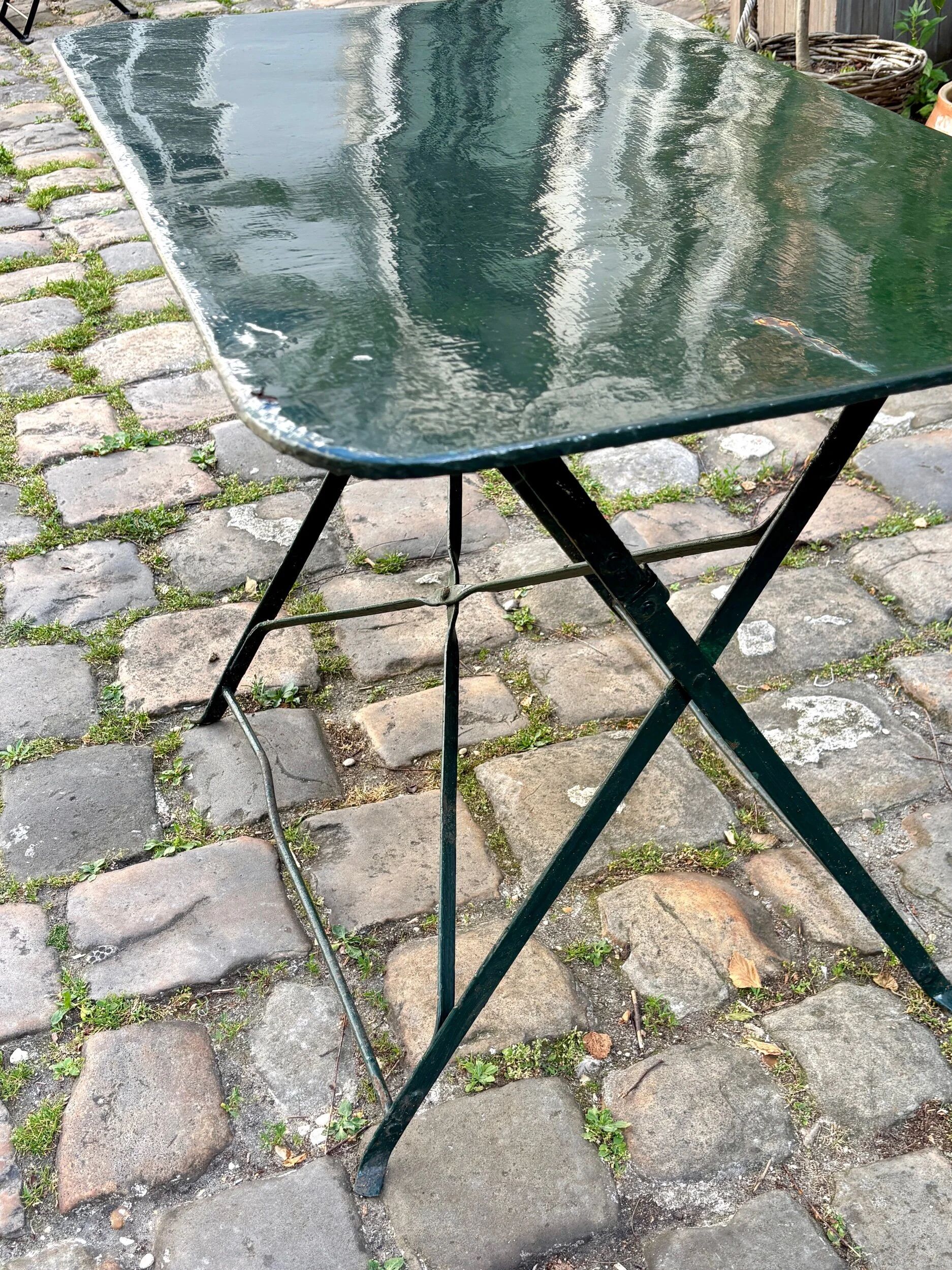 Salon de jardin, table et 4 chaises pliantes en métal vert