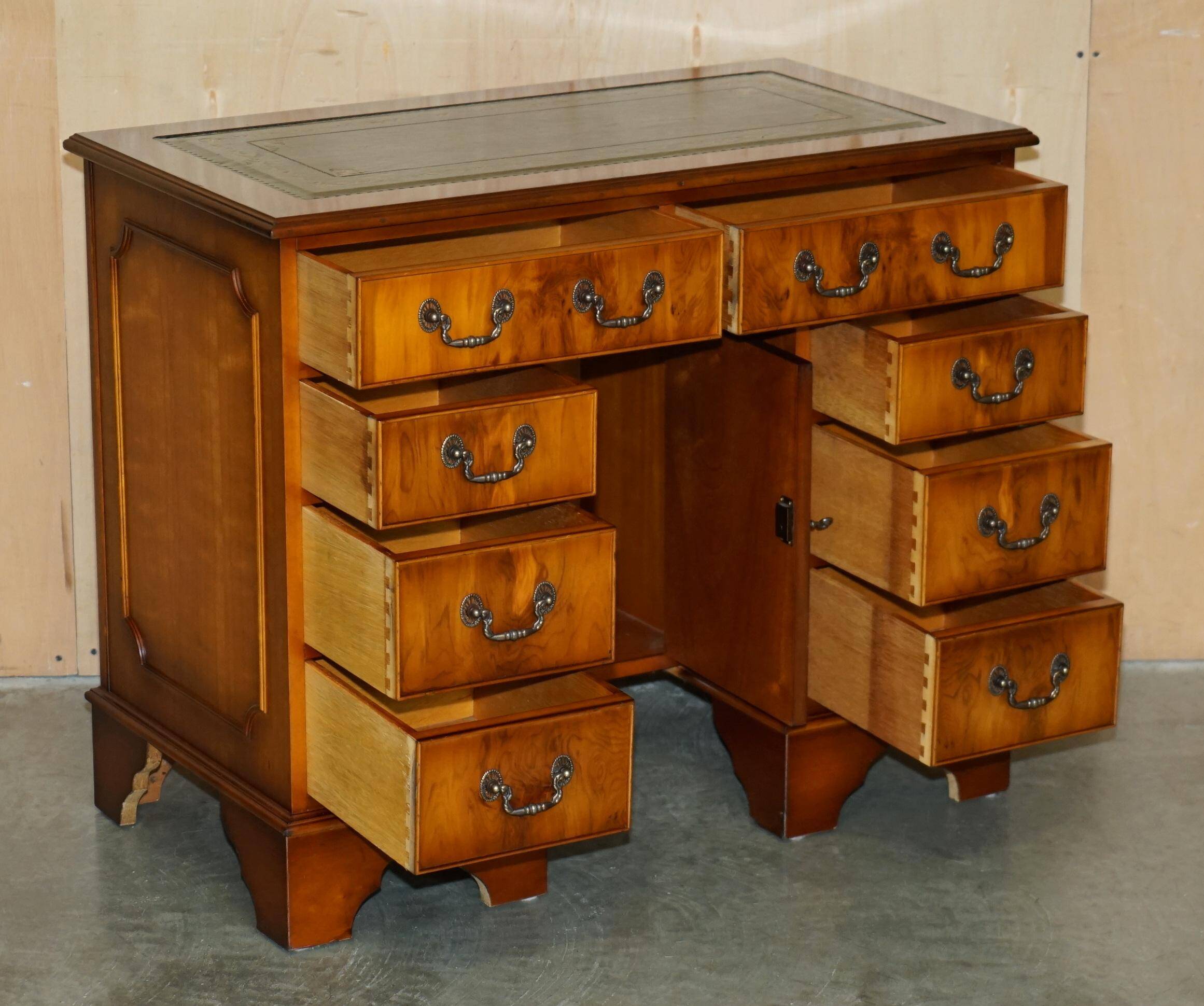 Bureau à deux caissons en bois de if frisé et cuir