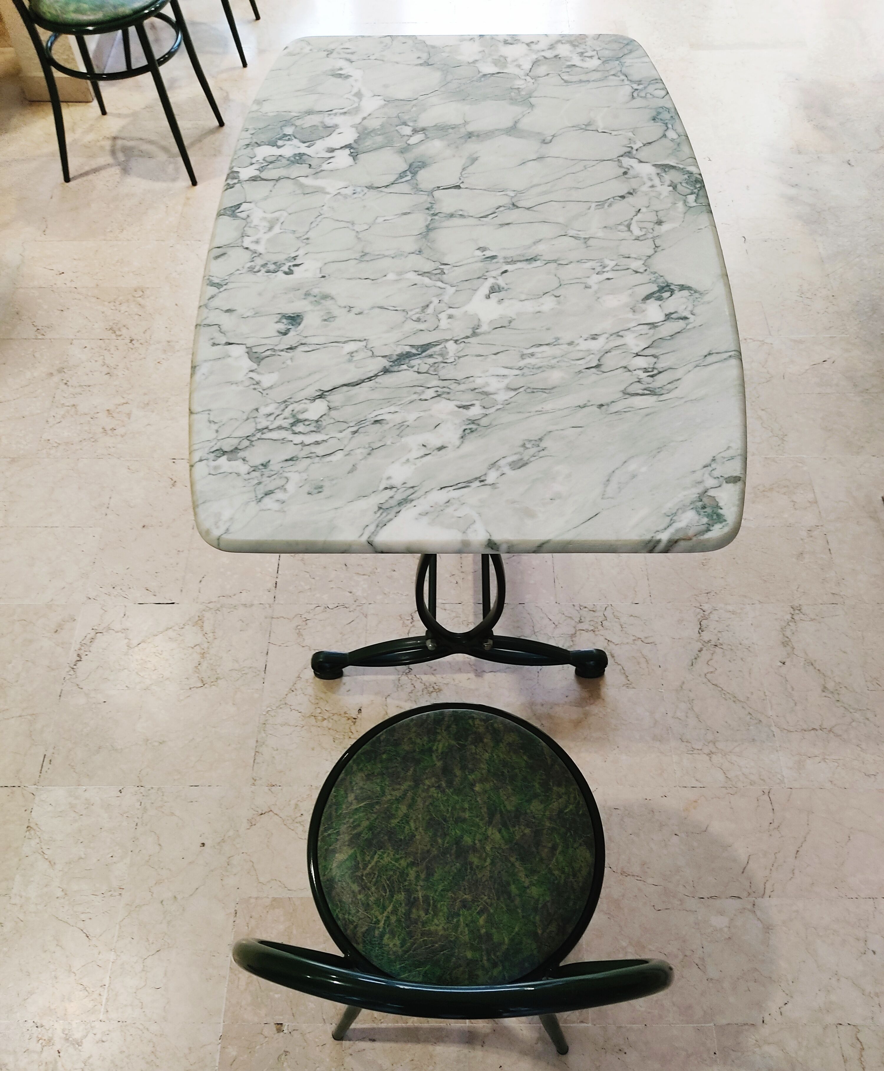 Table à manger en marbre, pieds fonte verts et 4 chaises tube acier assorties revêtement simili cuir