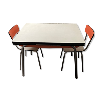 Table formica avec 2 chaises 60/70