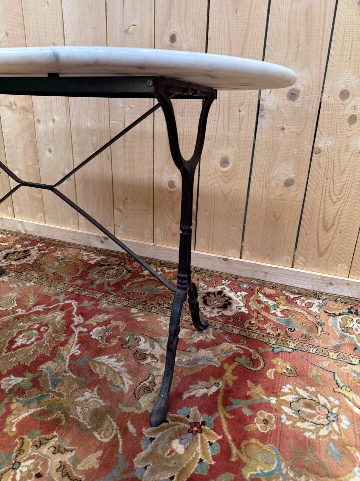 Table de bistrot en marbre oval et fonte