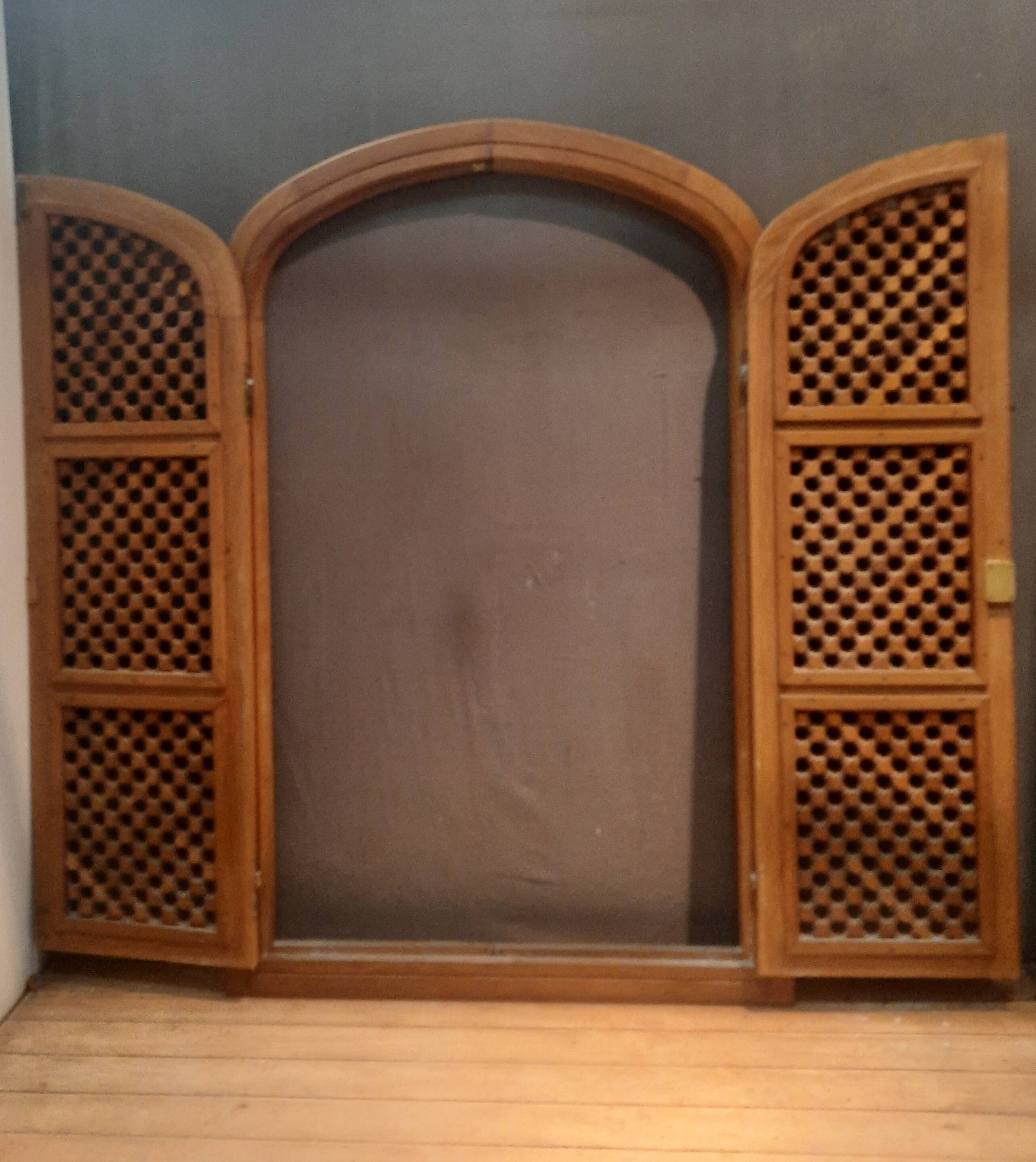 Double oriental door and its frame