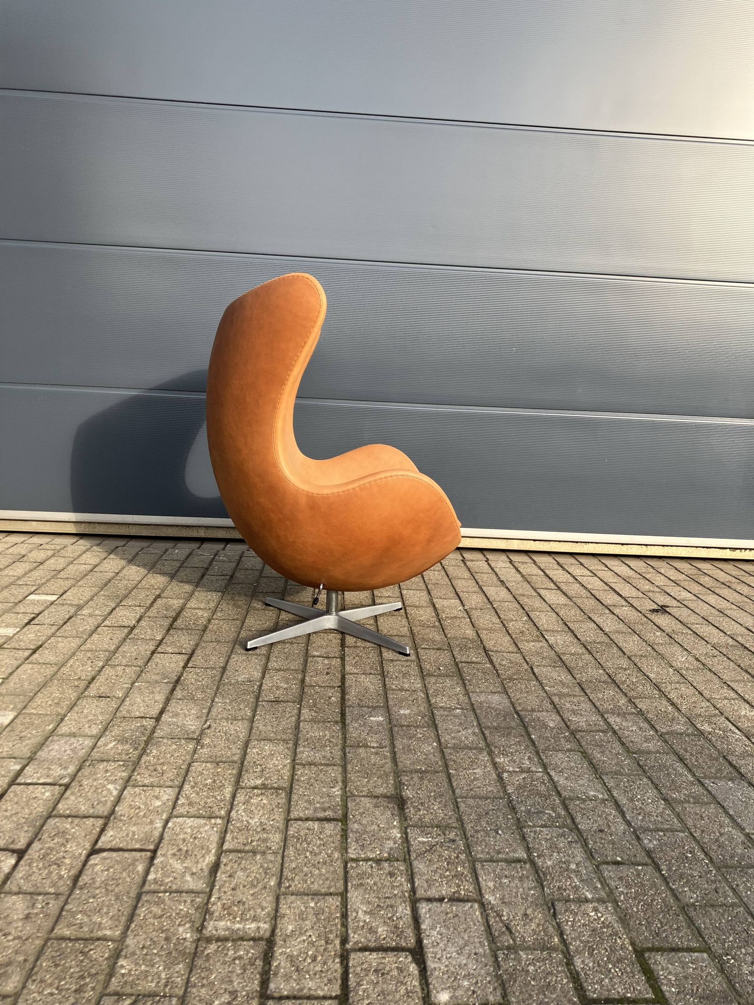 Original Fritz Hansen Egg chair from 1983 in perfect condition, new!! Rustic Cognac Camel Leather