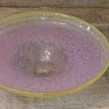 coupe en verre mouchetée rose avec liseré jaune