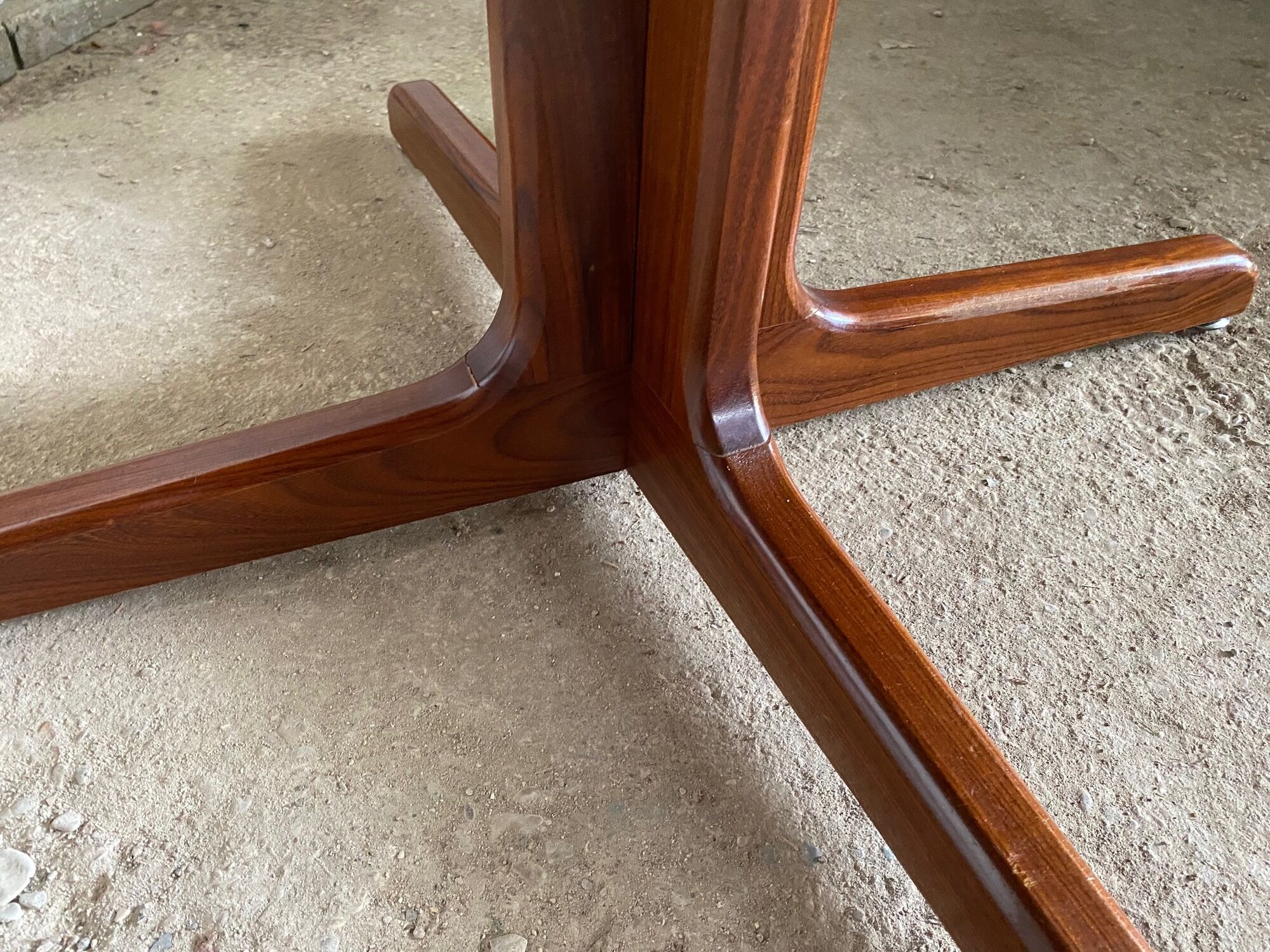 Table ronde dia 116cm extensible type Scandinave en teck et placage de teck an 1960