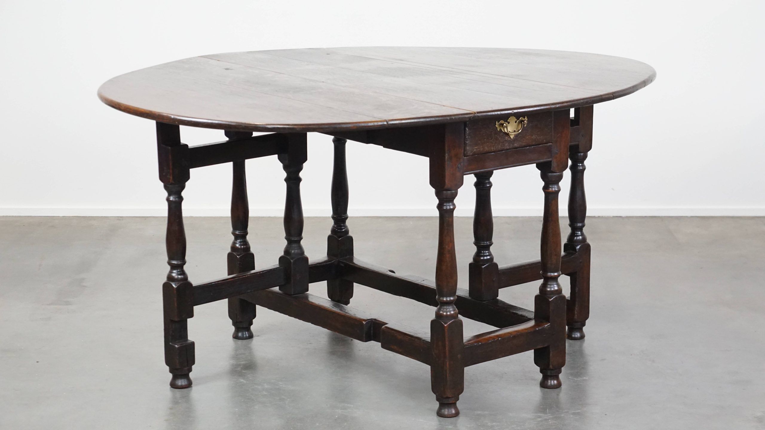 Very beautiful antique English oak gateleg table with an excellent patina