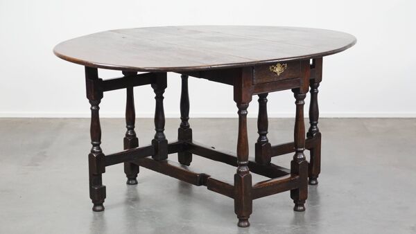 Très belle table à rabats en chêne anglais antique avec une excellente patine.