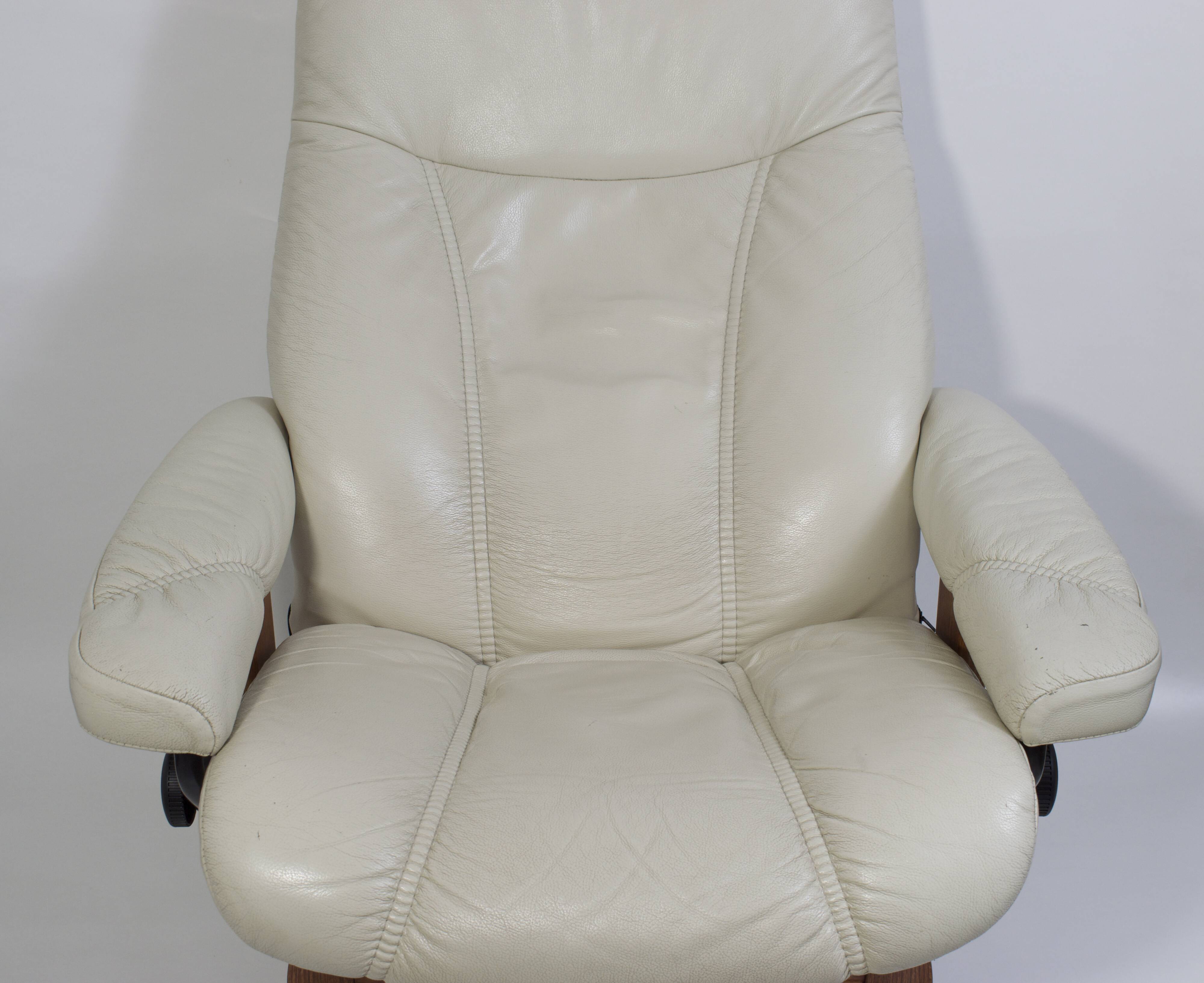 Stressless relaxation chair Consul (M) Classic in teak and ivory leather, Norway