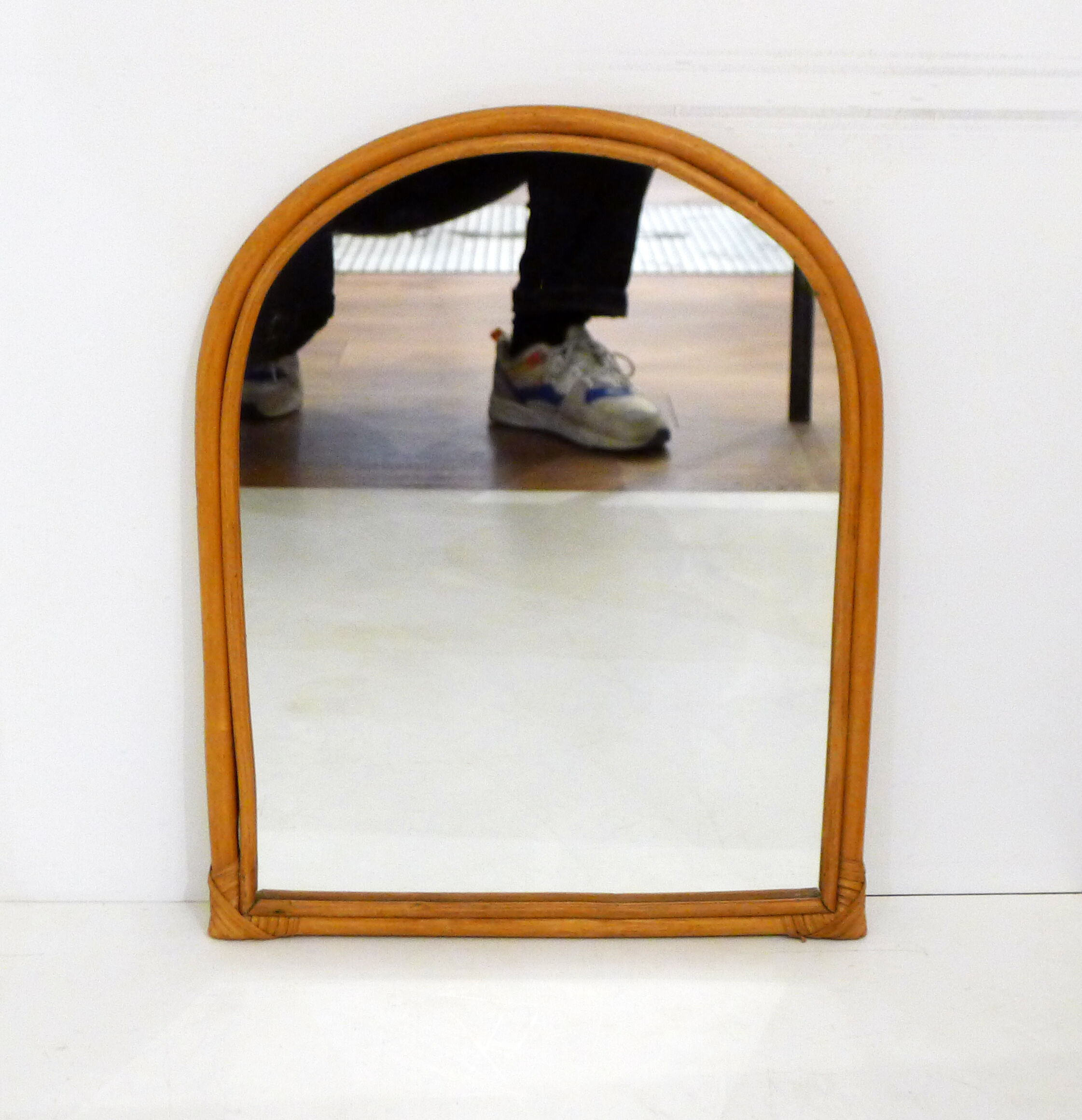 Rounded wall mirror in rattan 35x45cm