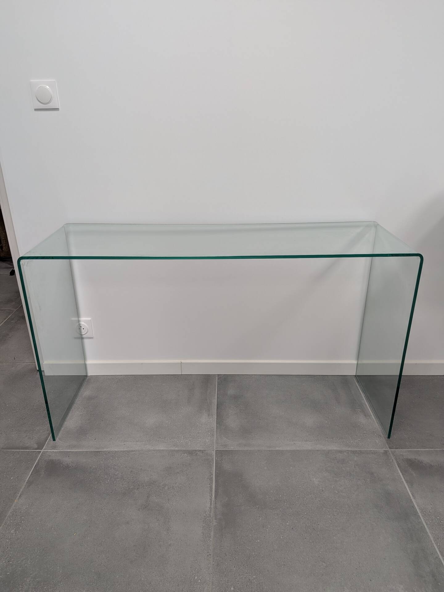 Minimalist curved glass console design – 120 cm