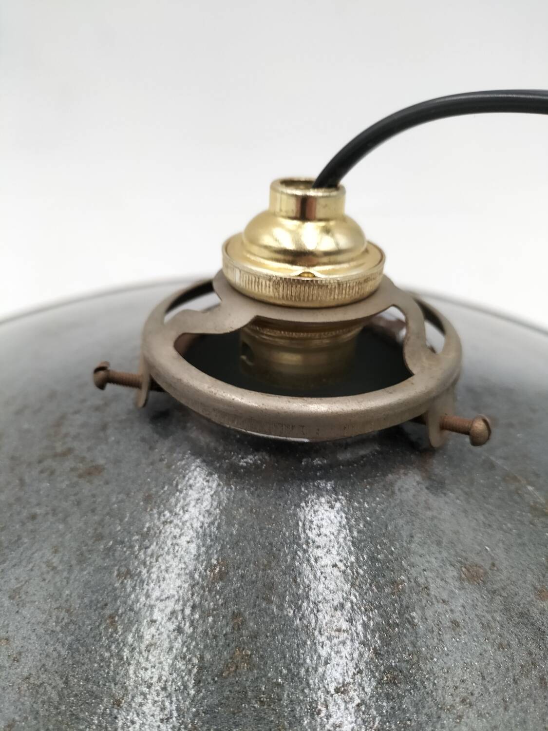 Suspensions in enamelled sheets