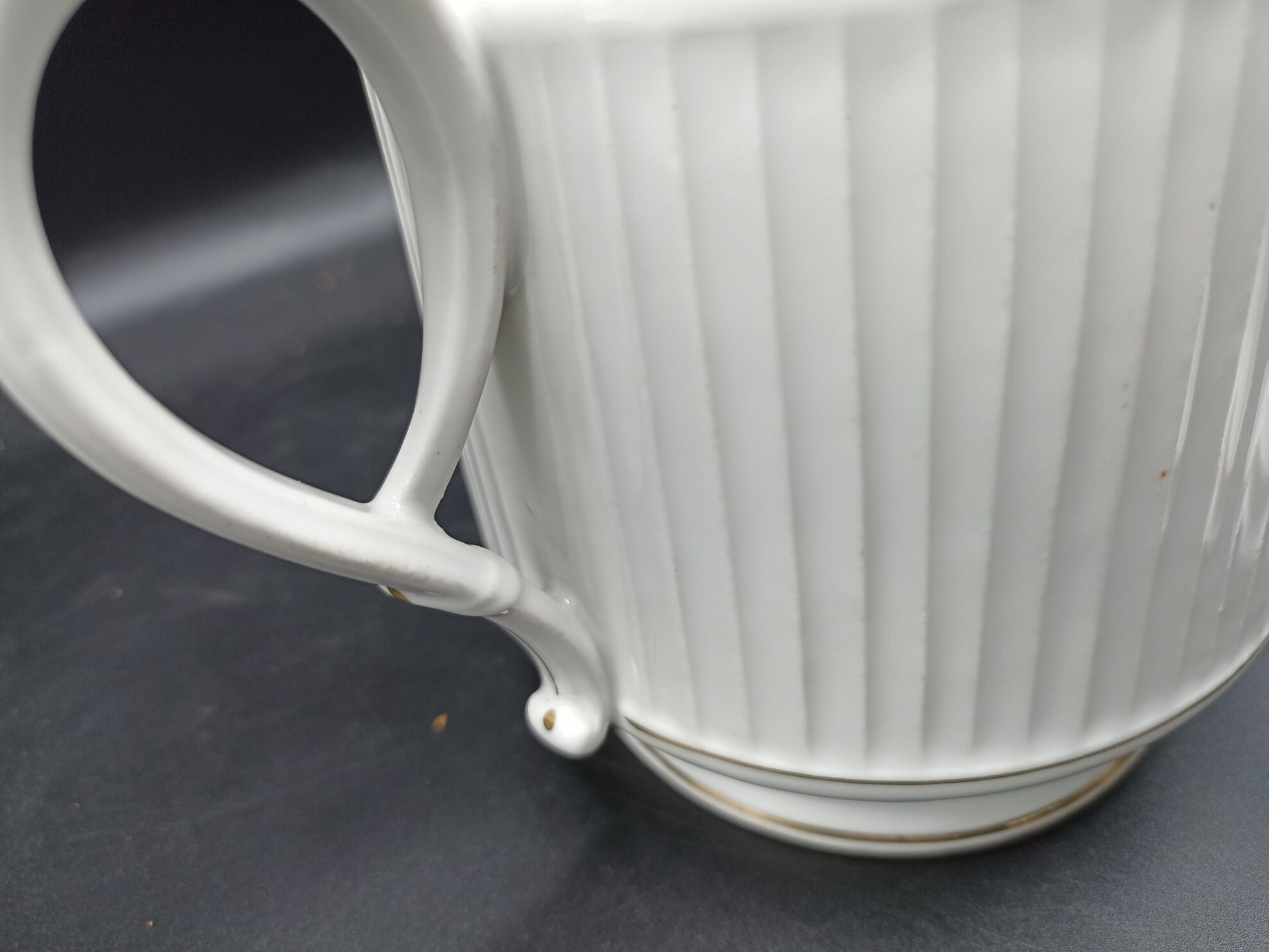 Bonbonnière / Sucrier in pleated porcelain