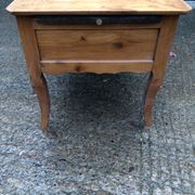 Table ancienne Louis XV à 3 tiroirs et 1 tirette en cerisier massif