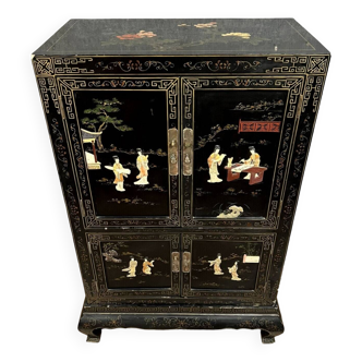 Chinese bar decorated with animated scenes in hard stones and chinese lacquer