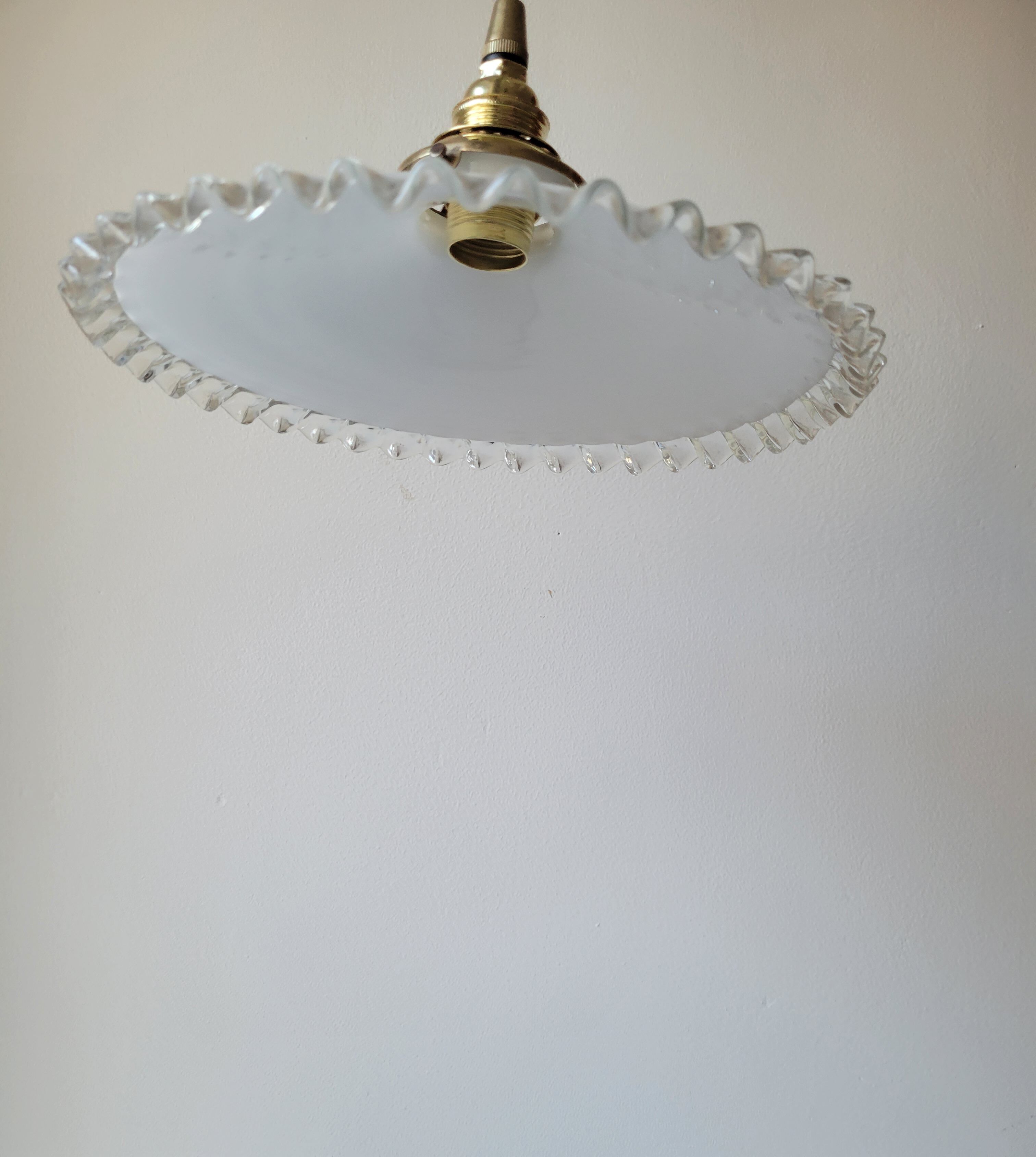 Pair of serrated opaline suspensions