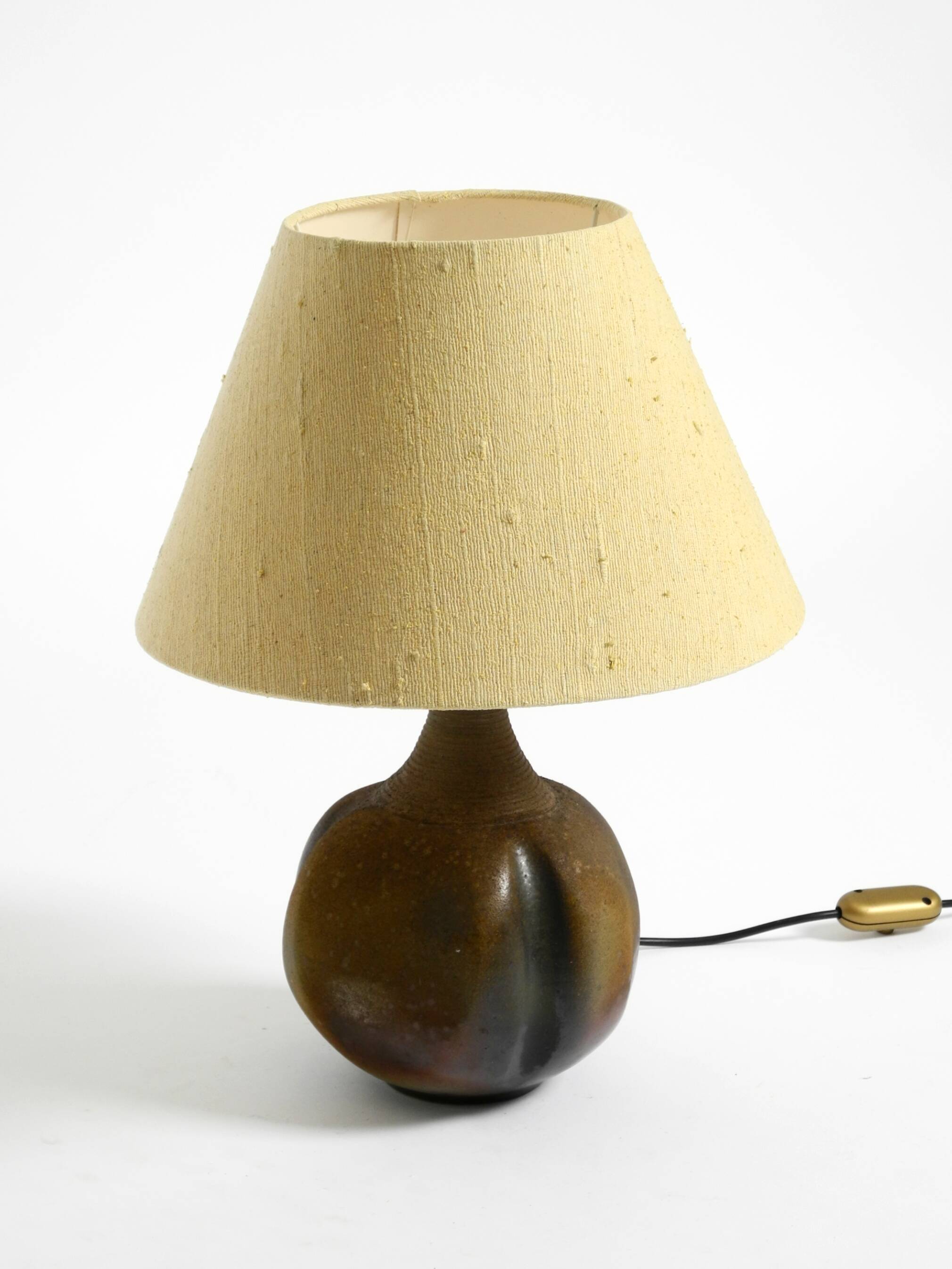 Très belle lampe de table en céramique des années 1960 avec abat-jour en tissu d'origine.