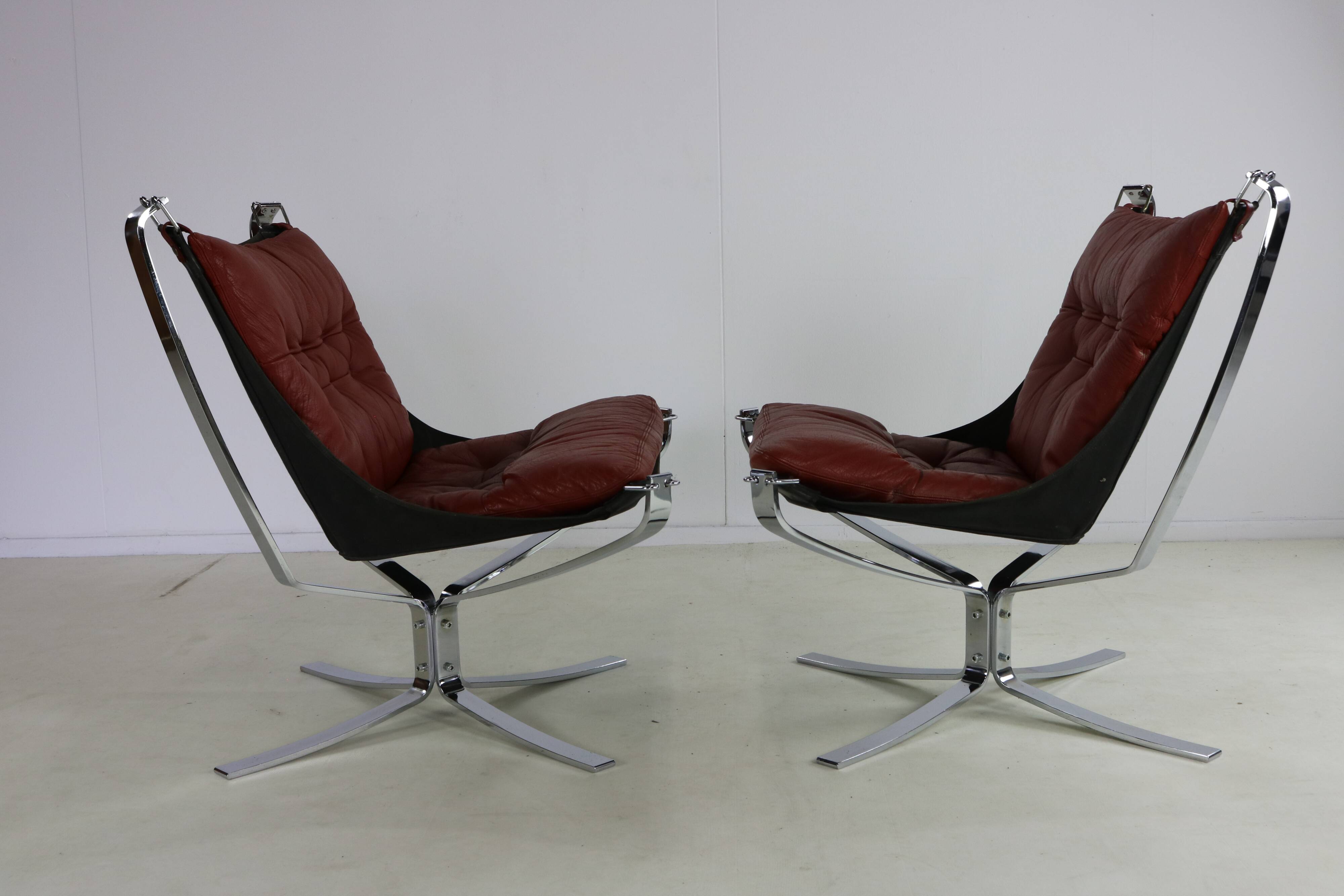 Seventies design special chromed metal Falcon chairs and table by Sigurd Re