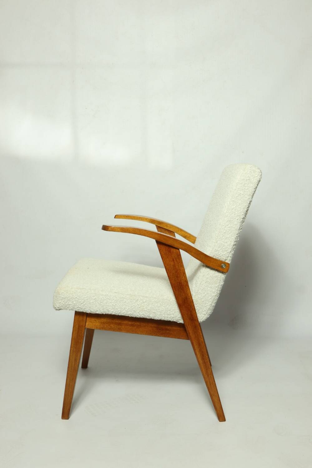 Fauteuil en bois et tissu bouclette beige clair restauré, design Puchala 1970