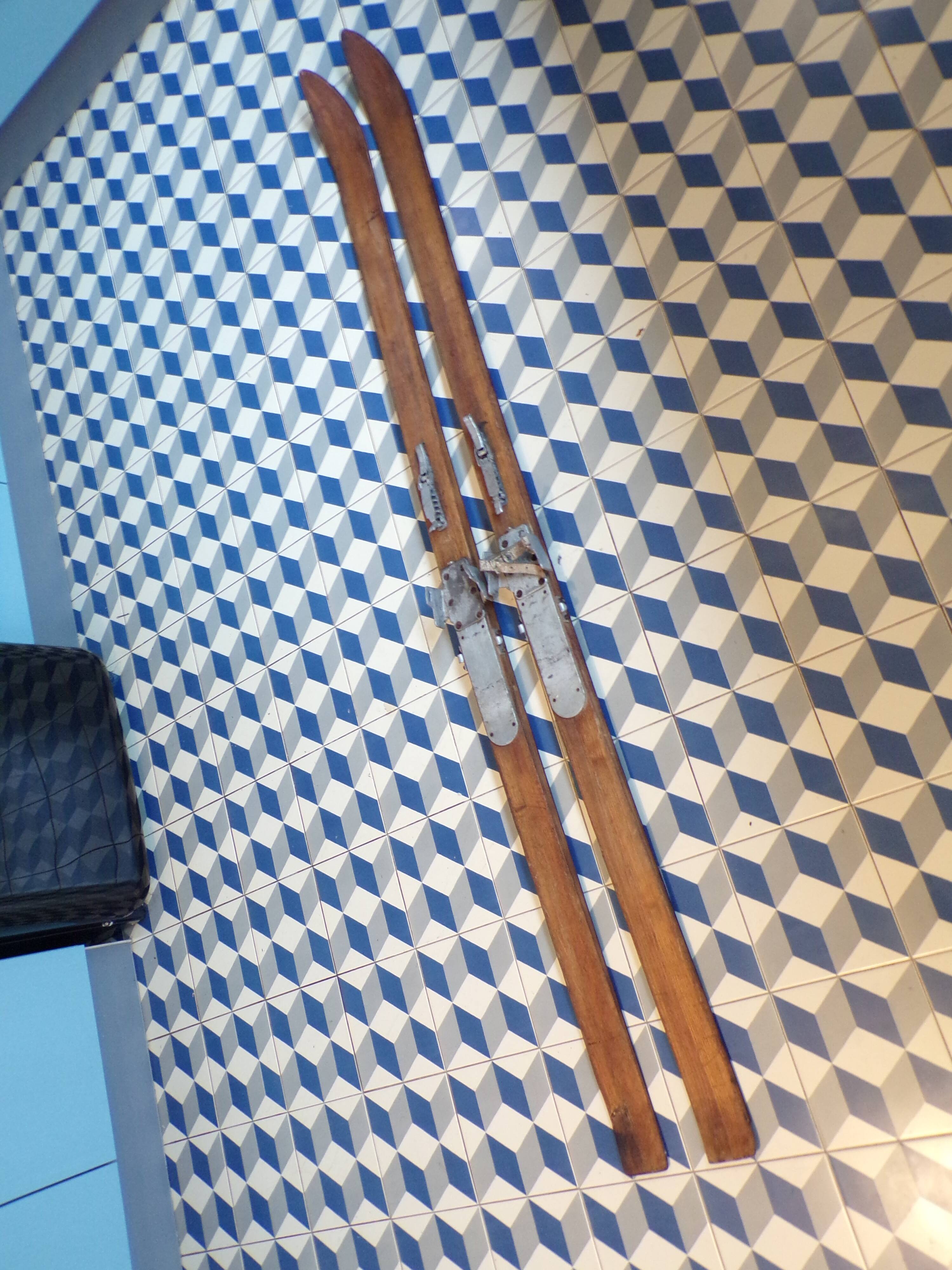 Pair of vintage wooden skis L=200cm
