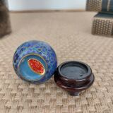 Vase miniature chinois cloisonné à décor de fleurs bleues