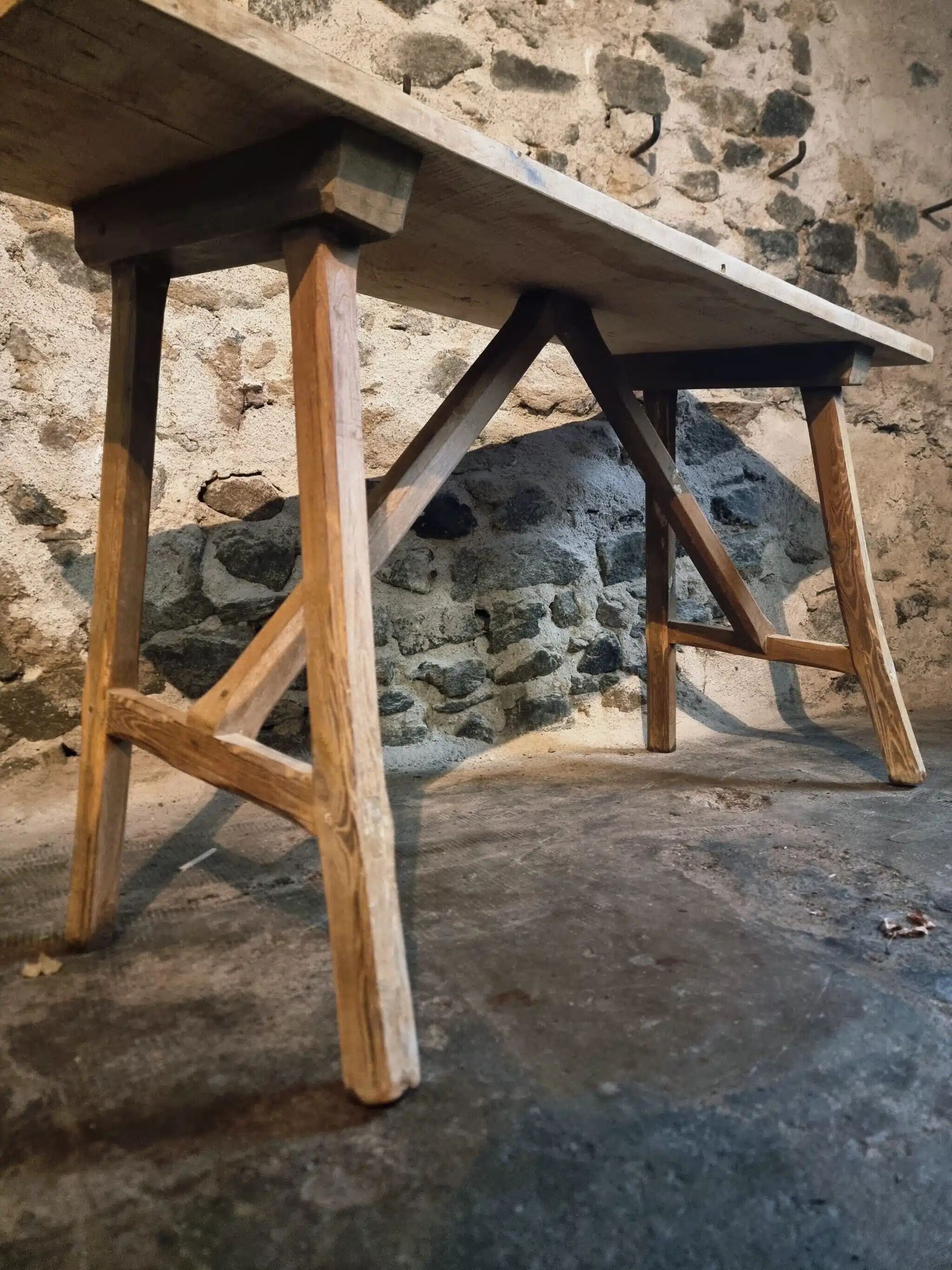 Table de toilette ou bureau d'écriture français ancien en châtaignier et peuplier, vers 1900