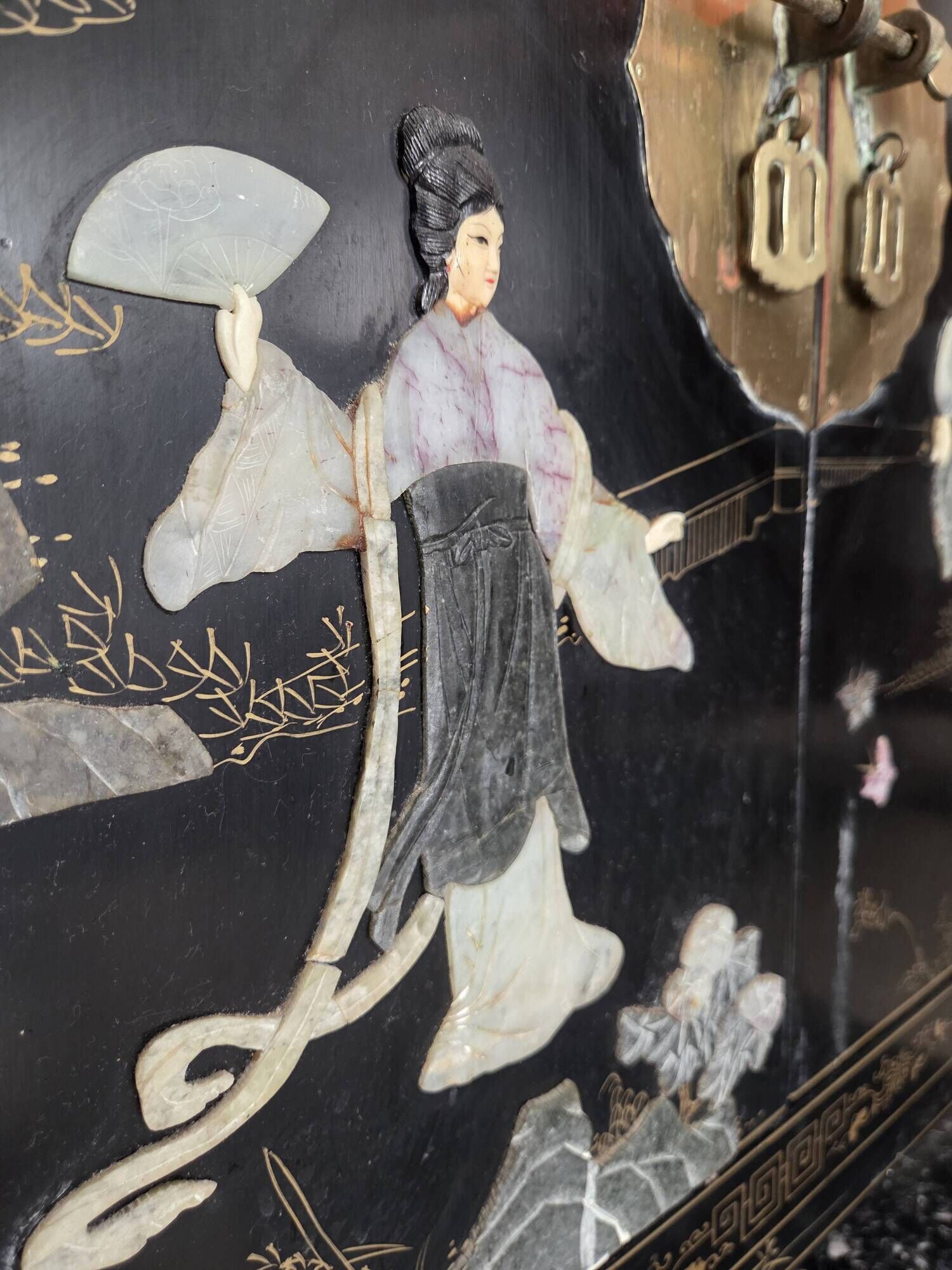 Lacquered Chinese cabinet (flowers, birds, women)
